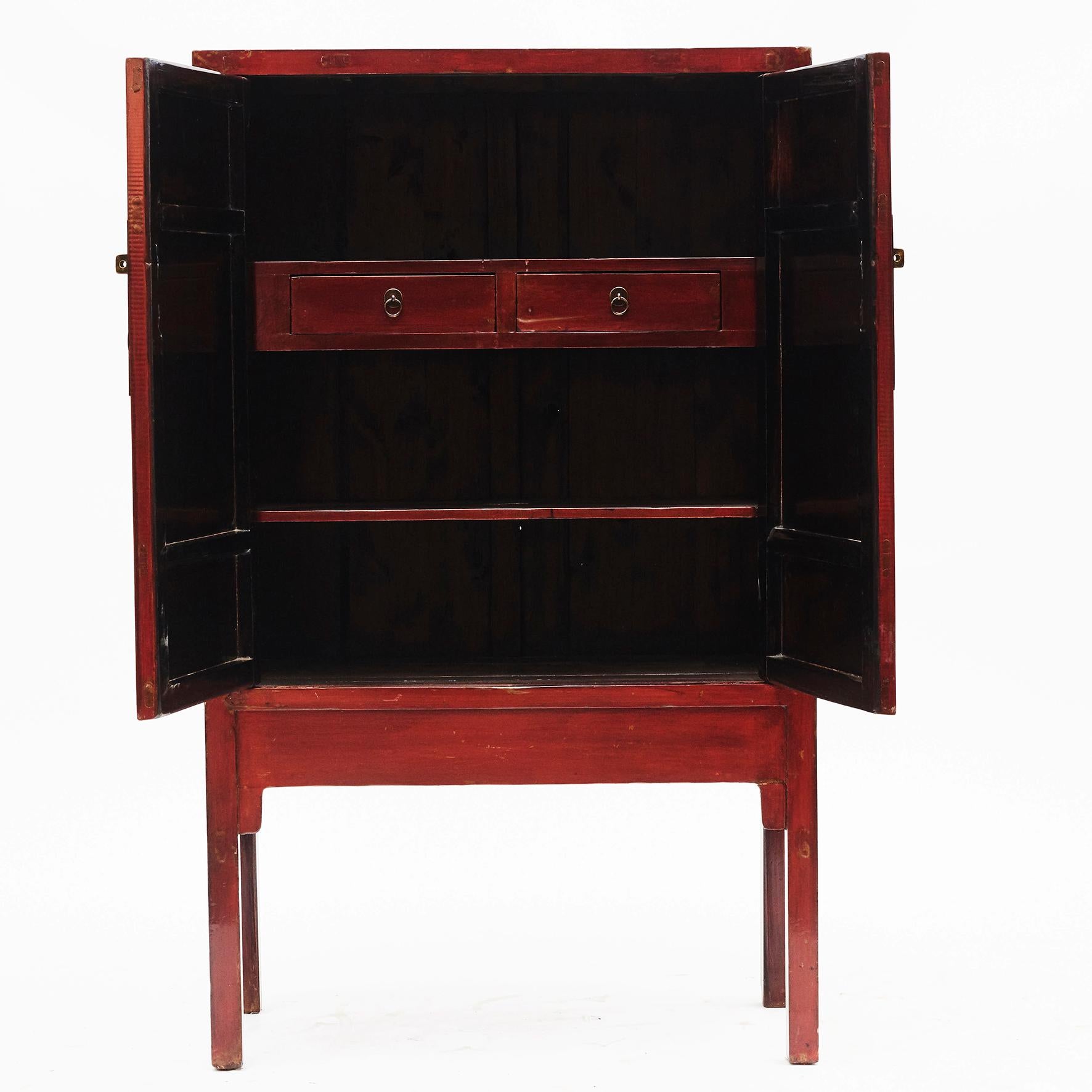 A original red lacquer Chinese wedding cabinet.
Made in cypress wood. Original well preserved red lacquer front, dark lacquer finish on the sides.
Inside, the cabinet showcases shelves and drawers.
Fujian, China 1860-1880.