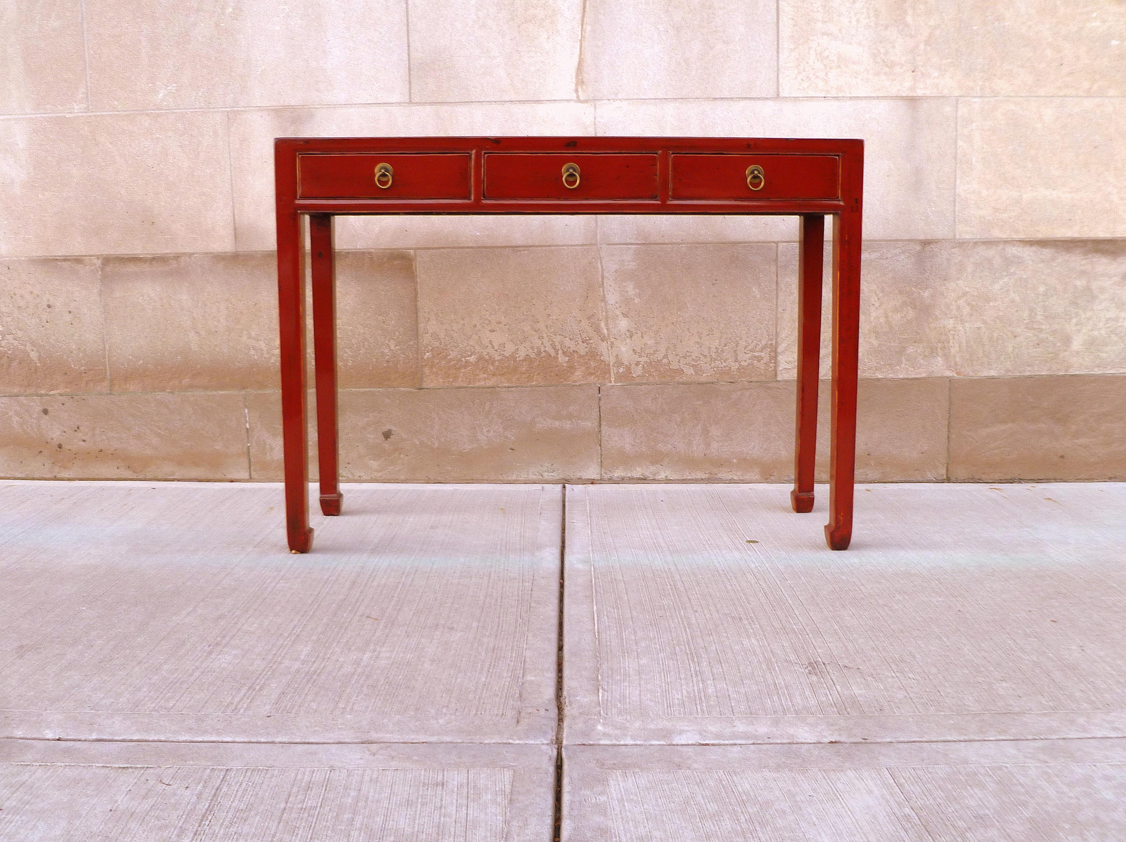 Rot lackierter Konsolentisch mit drei Schubladen und nussbaumfarbener Tischplatte.
Wir führen hochwertige Möbel mit elegantem Finish, die bereits mehrfach in der Zeitschrift 