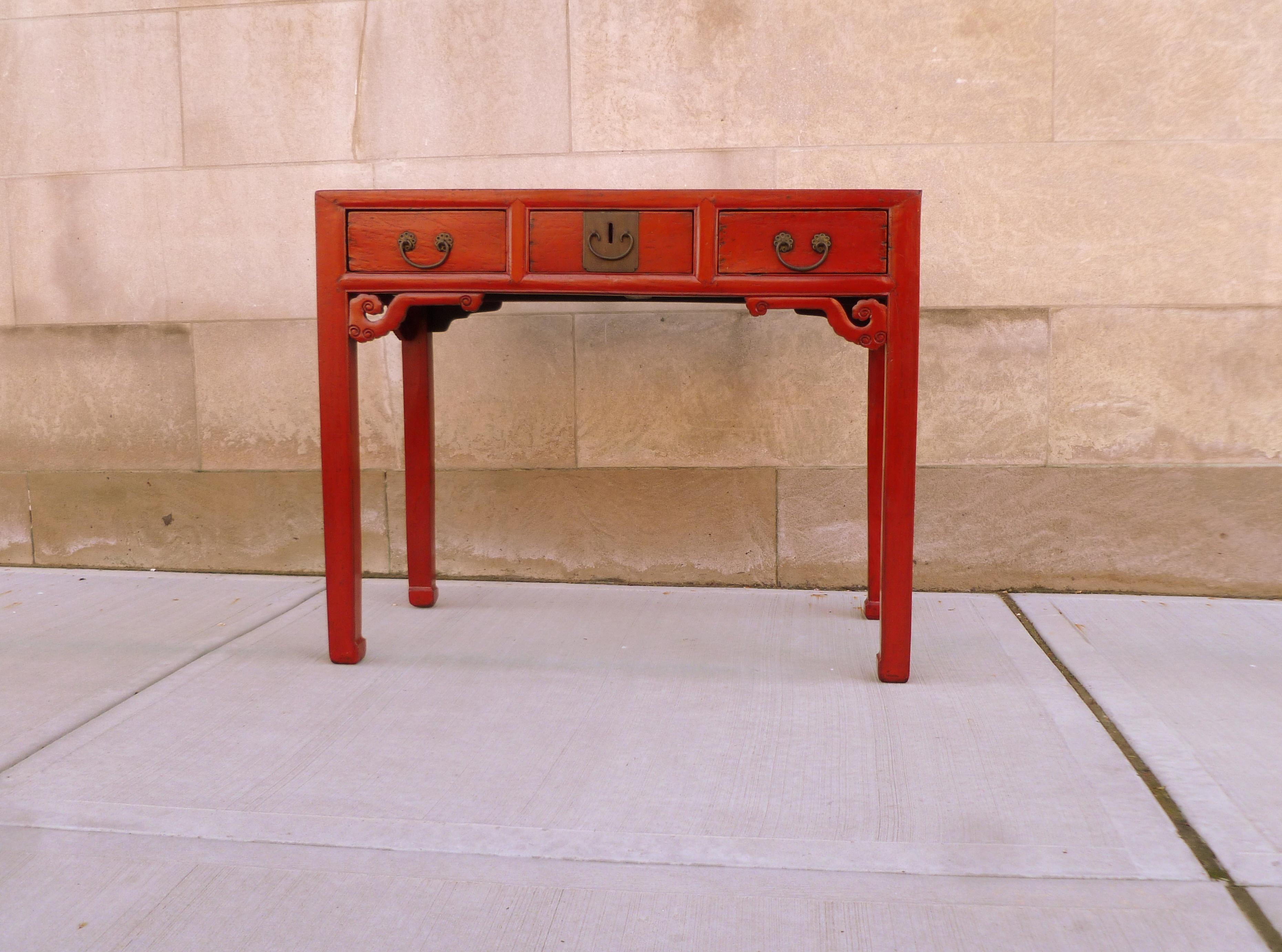 Roter Lack-Schreibtisch (Ming-Dynastie) im Angebot