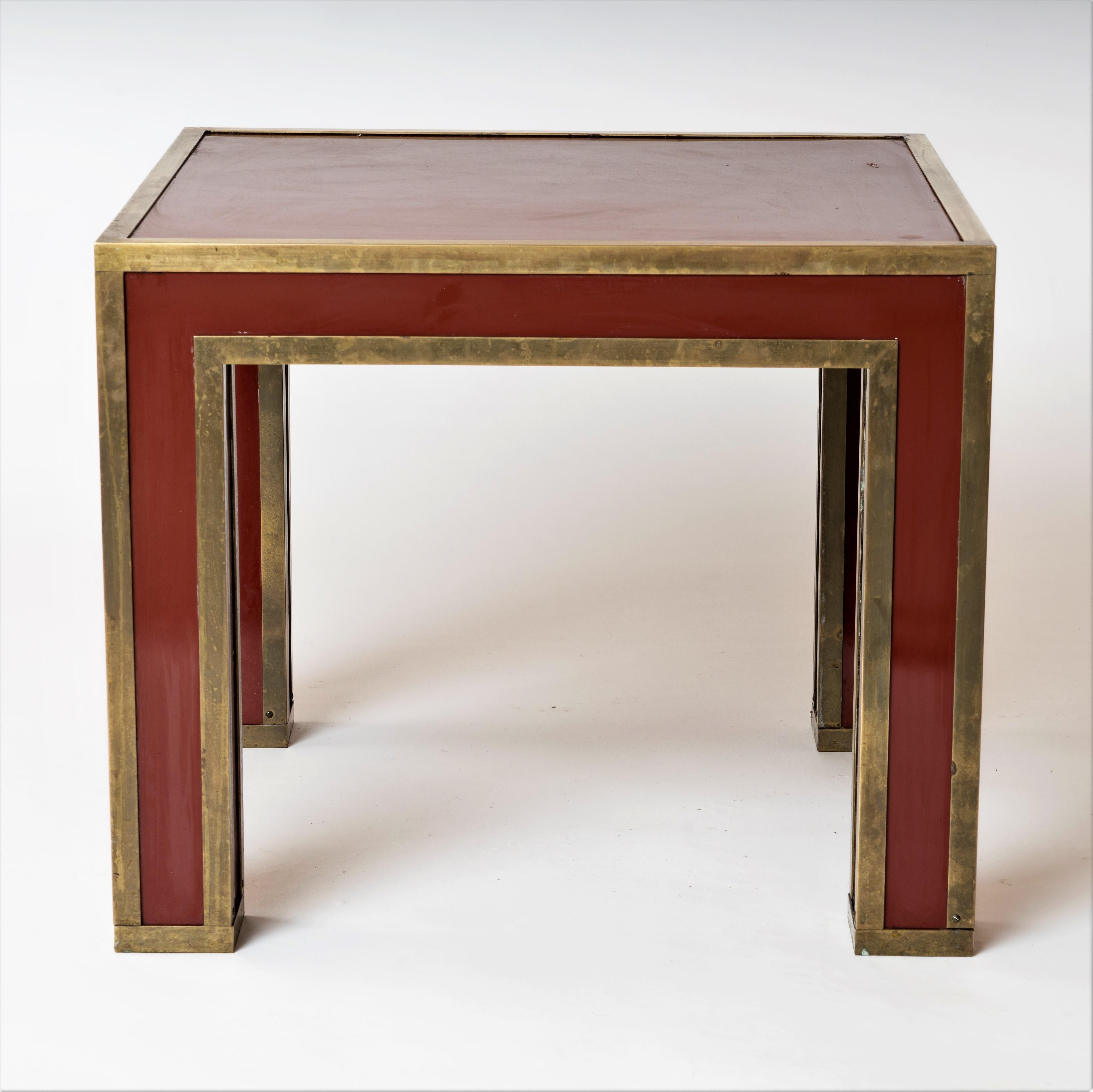 Eleganter quadratischer Couchtisch oder Beistelltisch aus bordeauxfarbenem Laminat mit Kanten aus patiniertem Messing. Nach dem Vorbild von Maison Jansen. In Fair Vintage Zustand. 2,5 cm lange Delle auf der Oberseite, wie auf den Bildern gezeigt.