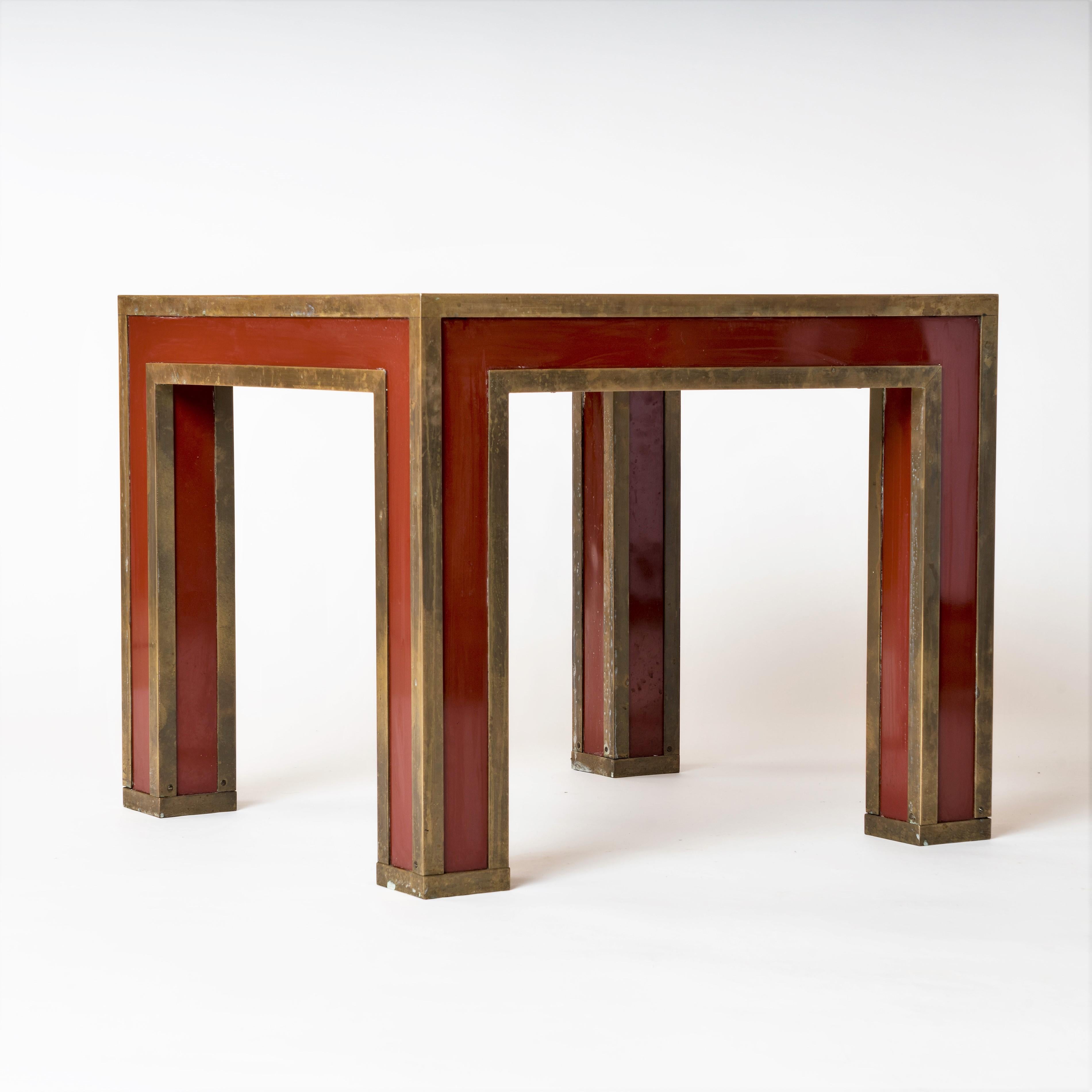 Beistelltisch aus rot lackiertem Laminat und patiniertem Messing mit Kanten, Frankreich, 1970er Jahre (Französisch) im Angebot