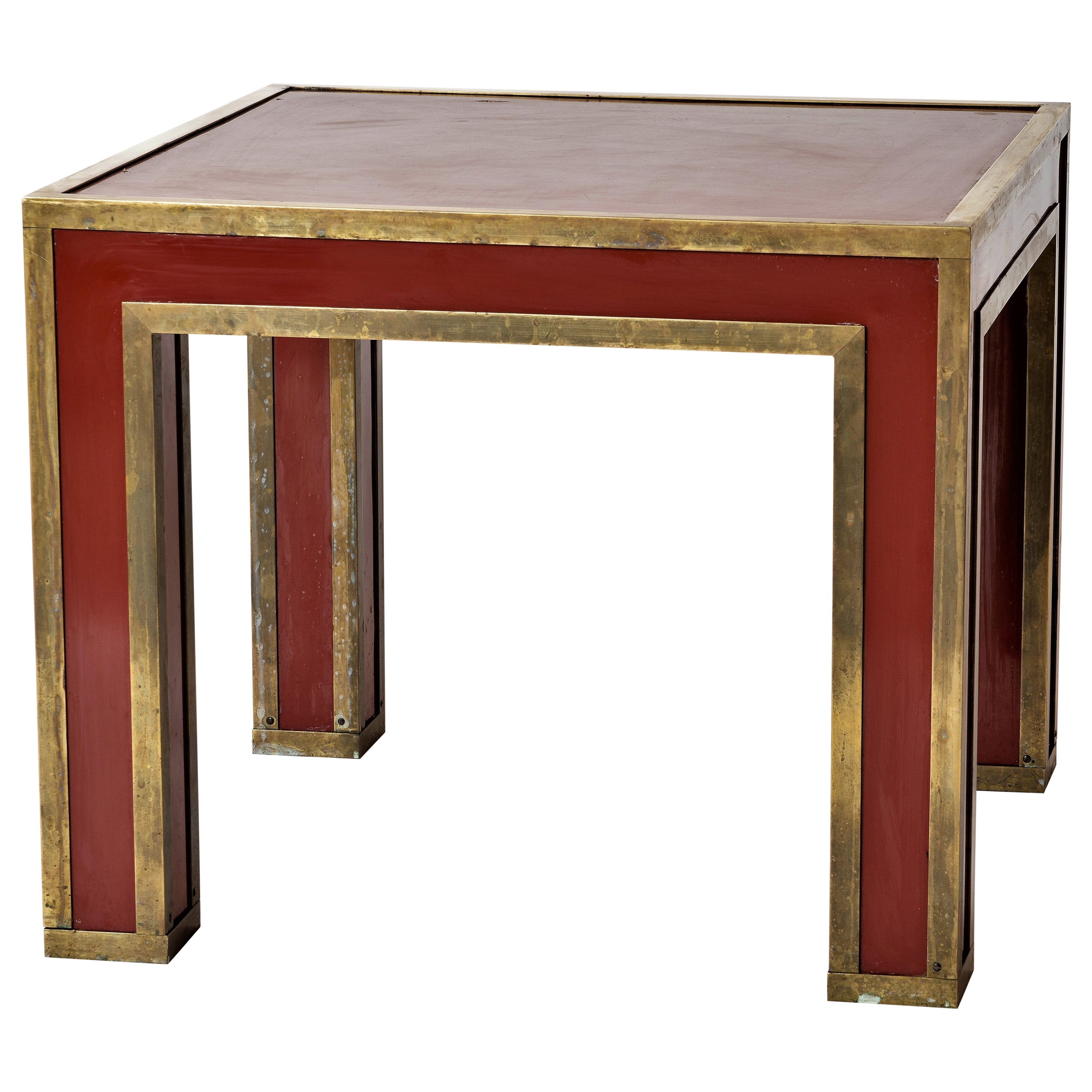 Table d'appoint laquée rouge et bords en laiton patiné, France, 1970