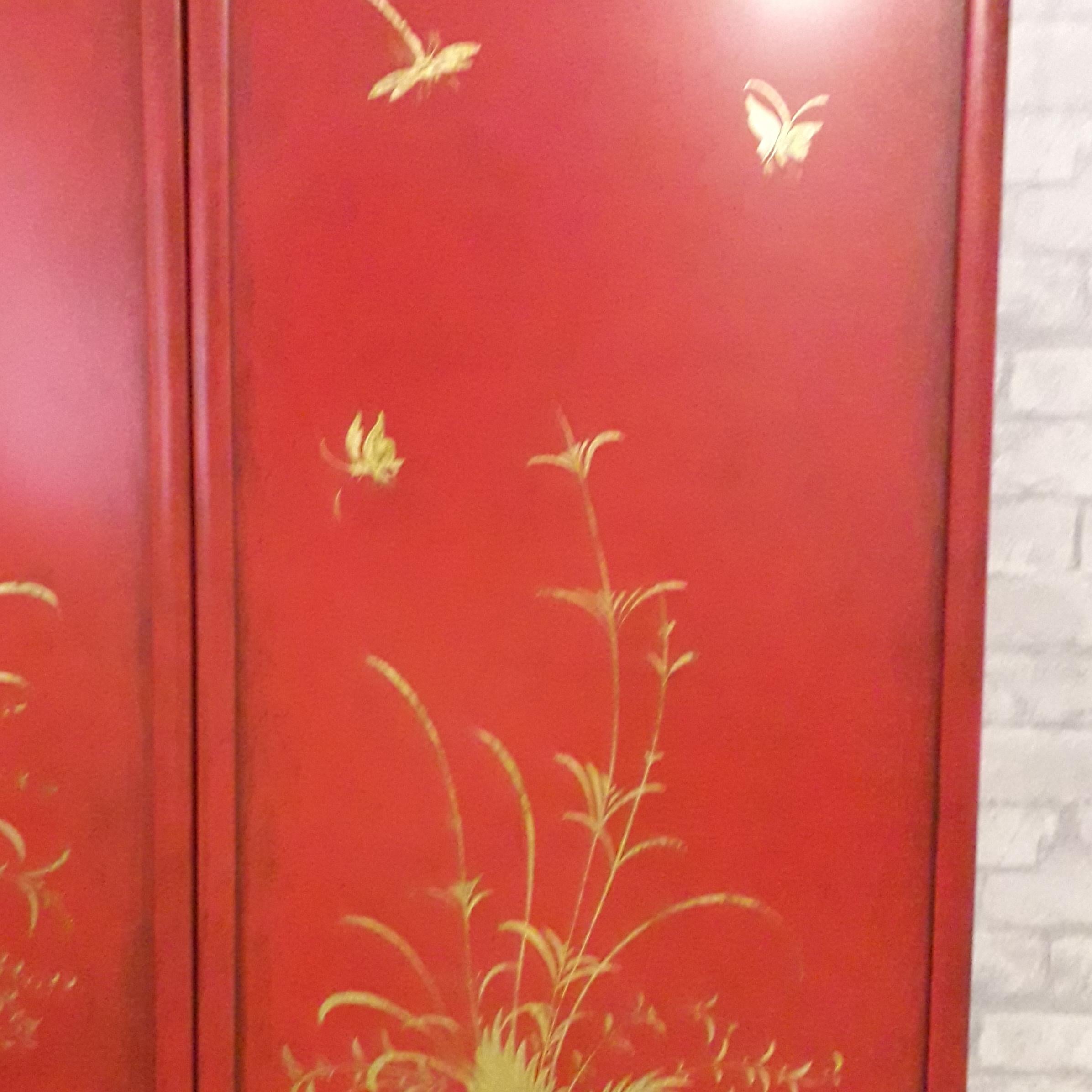 Red chinoiserie 3-tier screen in red lacquer,
recently restored and redecorated with crane birds and foliage.
Substantial build quality as hard wood based construction.

   