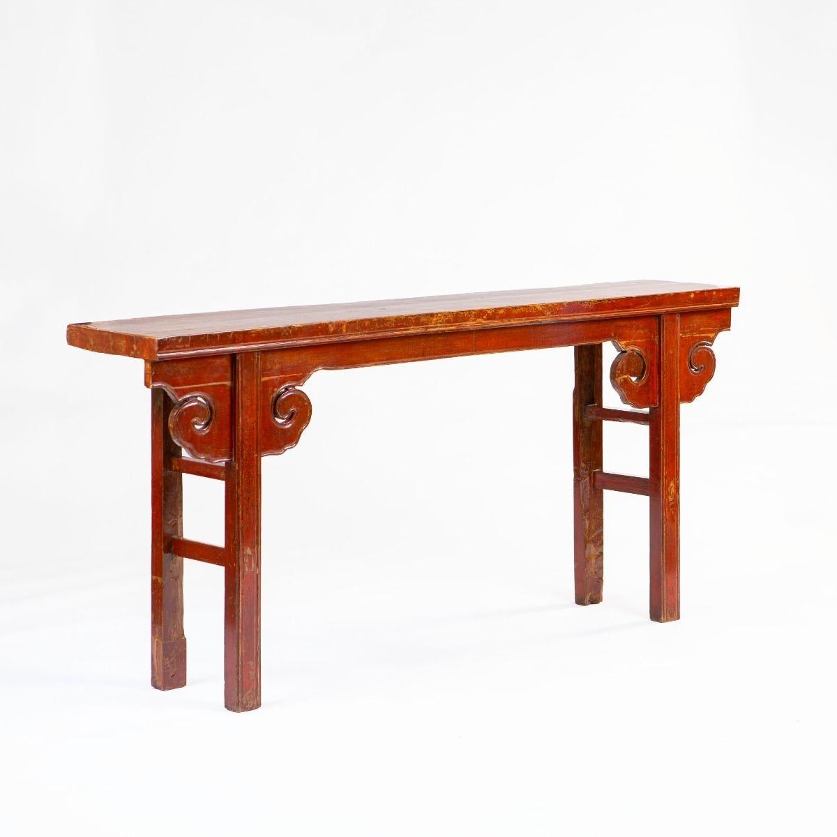 Beistelltisch aus rotem Lack.
Oben ein Stück Holz. Mit schön geschnitzten Details
Gute Patina.
Provinz Shandong um 1860 - 1880
