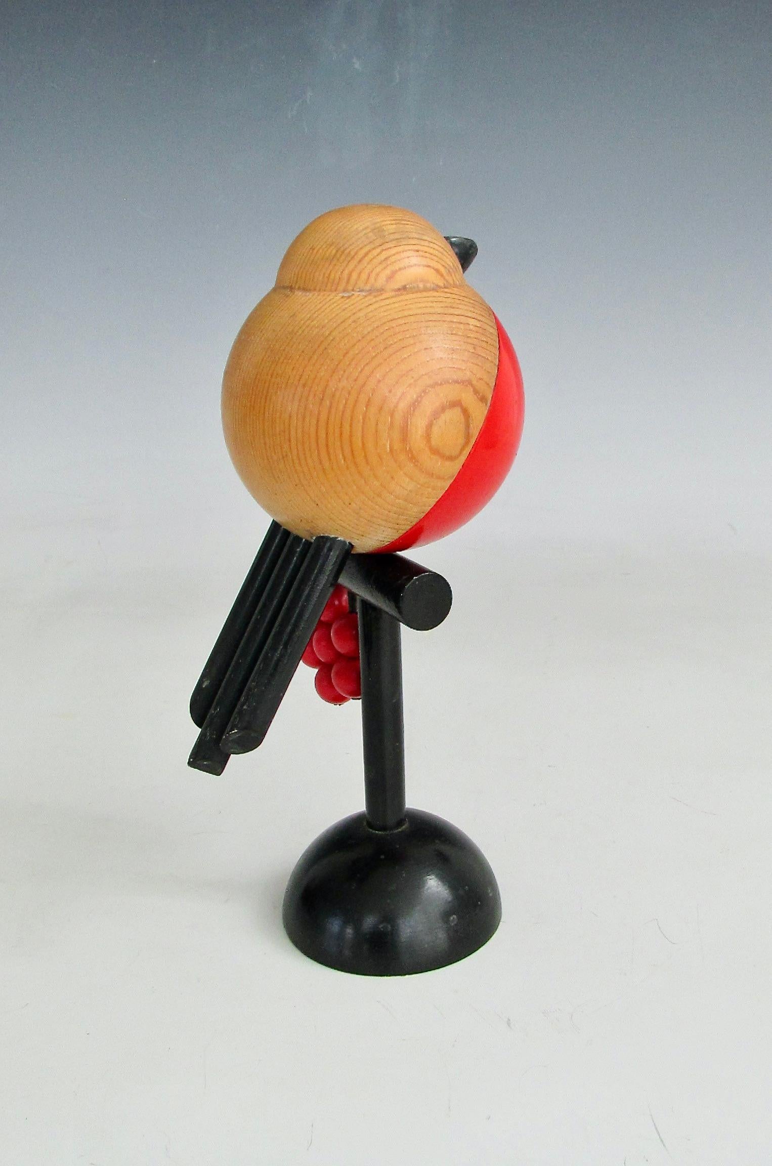 Escultura abstracta de pájaro en madera de abeto lacada roja Kaija Aarikka Finlandia Pícea en venta