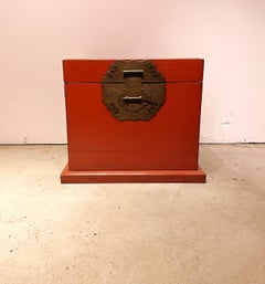 Red Lacquer Trunk