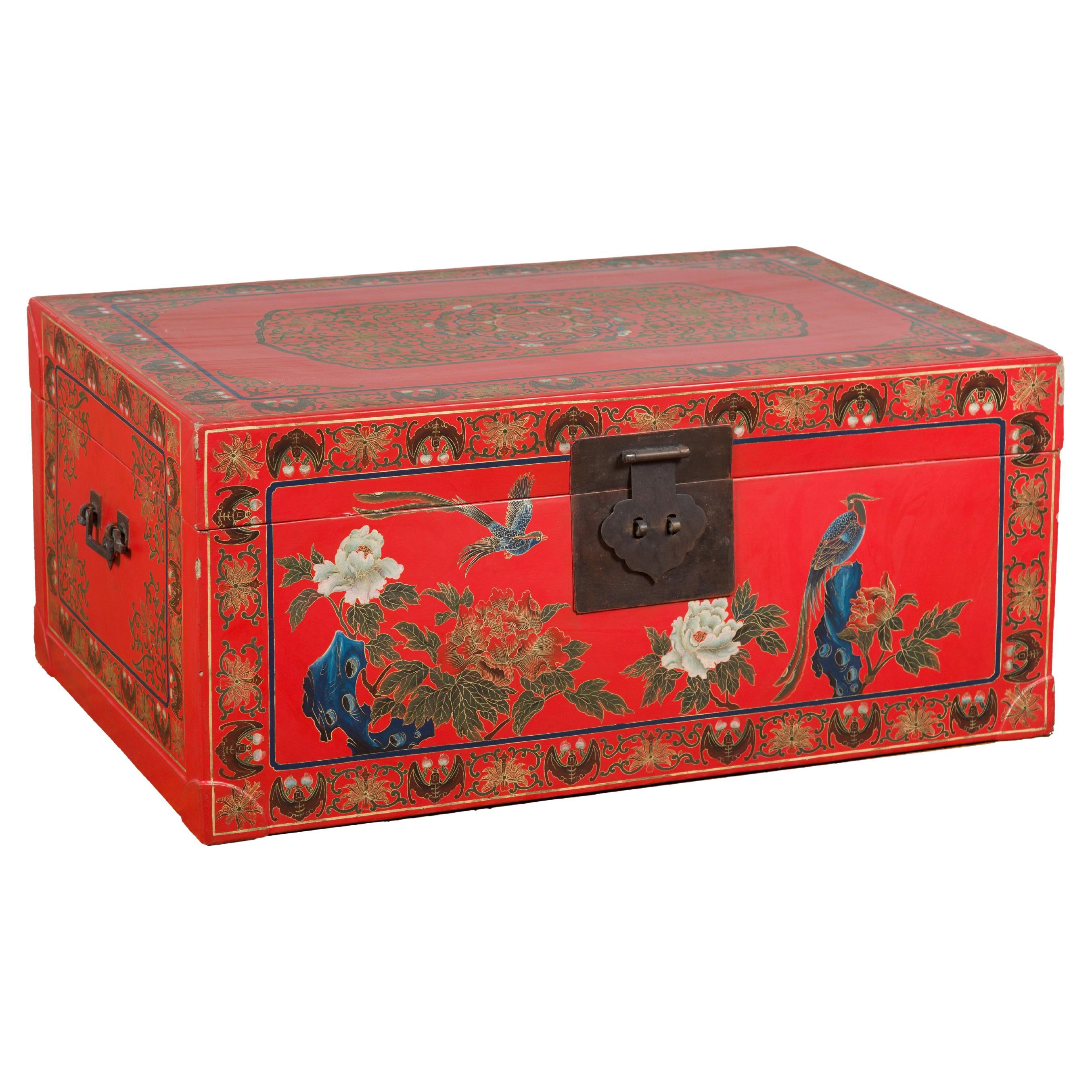 roter Lack-Koffer mit Blumen, Vögeln und Kalligraphie-Motiven im Angebot