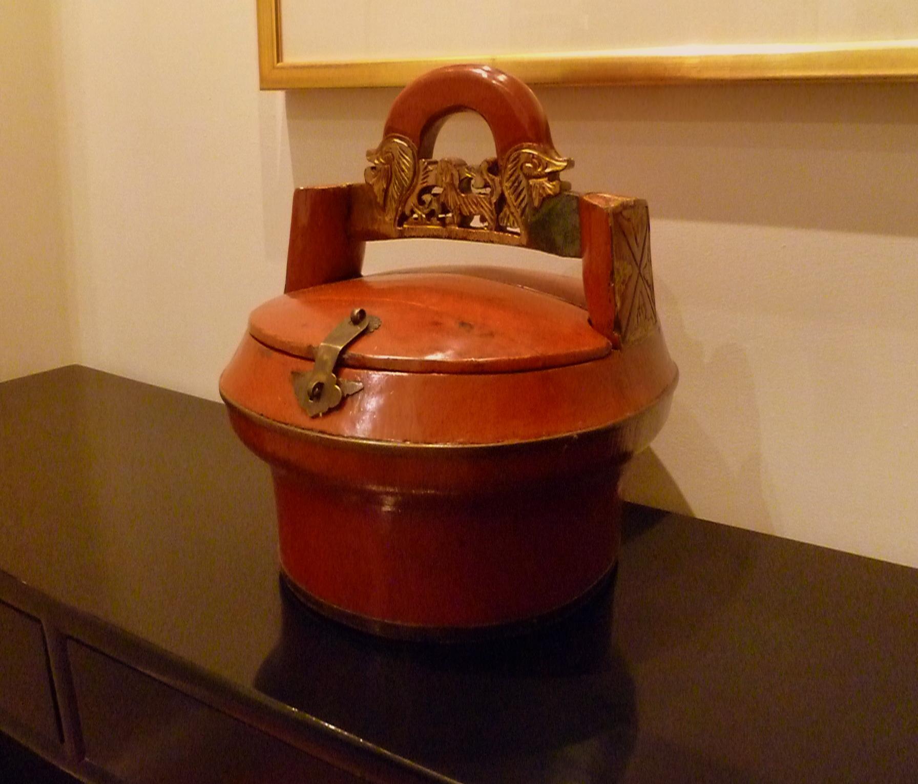 Red Lacquer Wedding Basket In Good Condition For Sale In Greenwich, CT