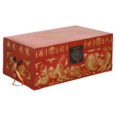 Coffre de mariage en laque rouge avec chiens Foo dorés et motifs de calligraphie