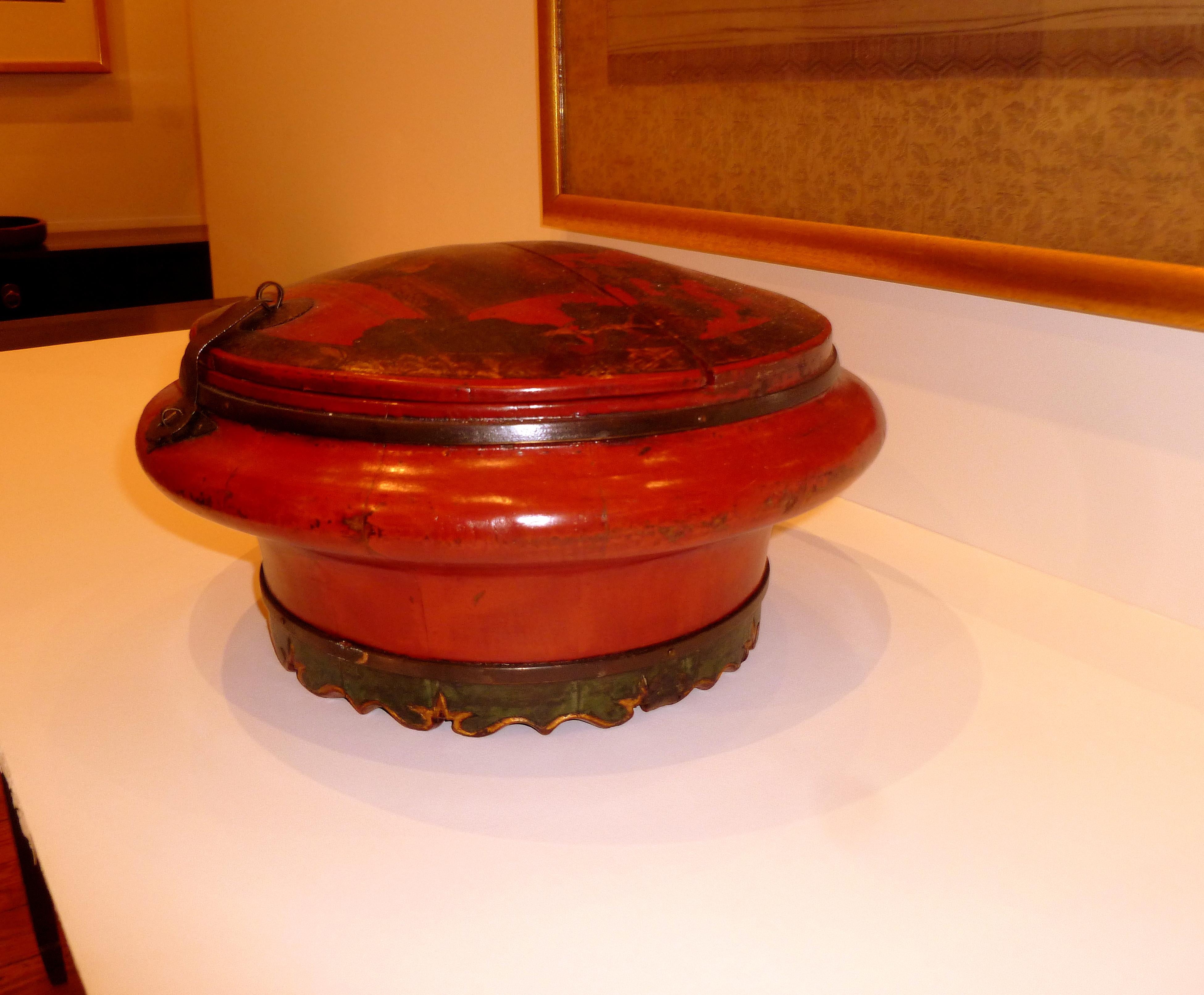 Red Lacquer Wedding Container In Good Condition For Sale In Greenwich, CT