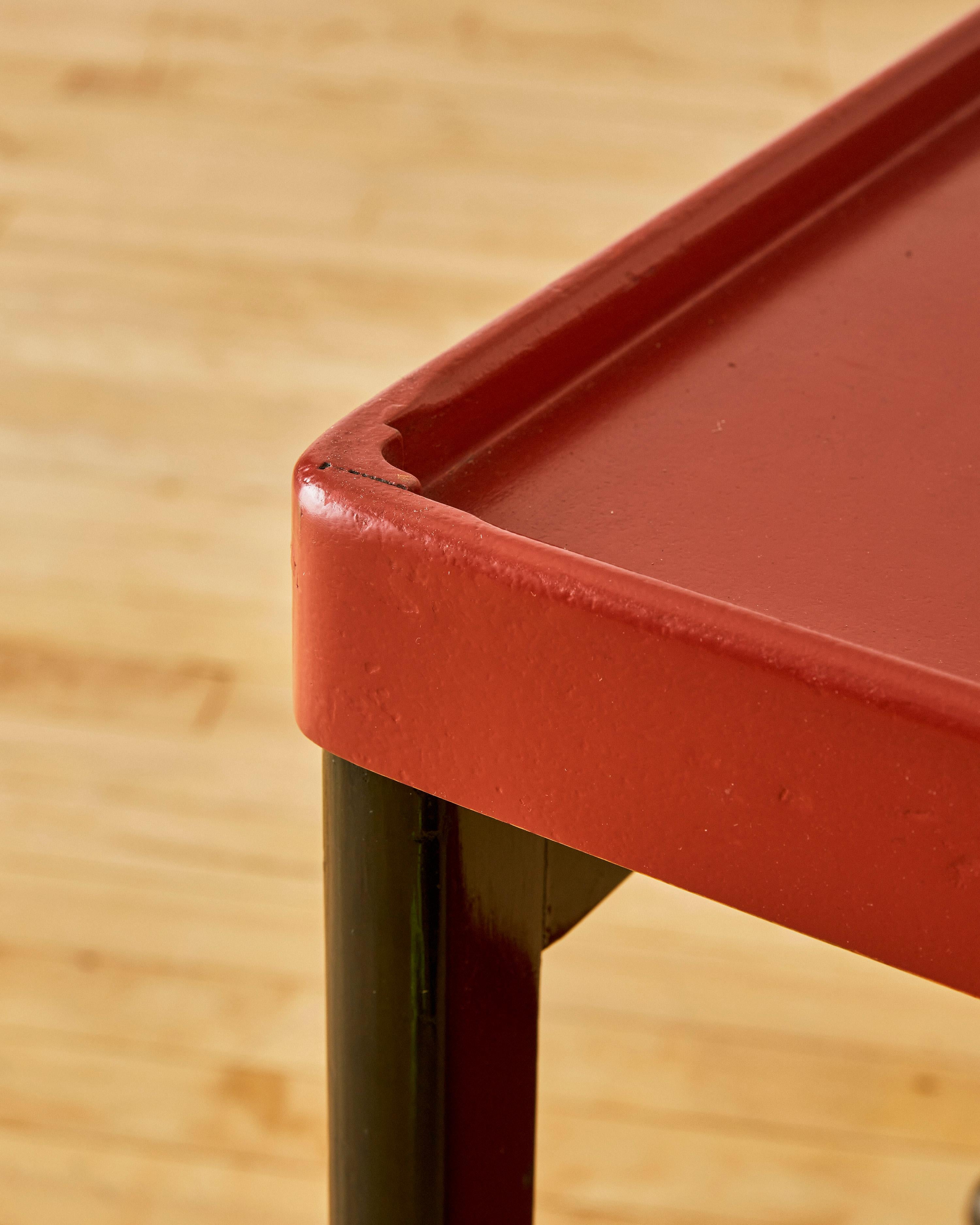 Red Lacquer Wood Side Table  For Sale 1