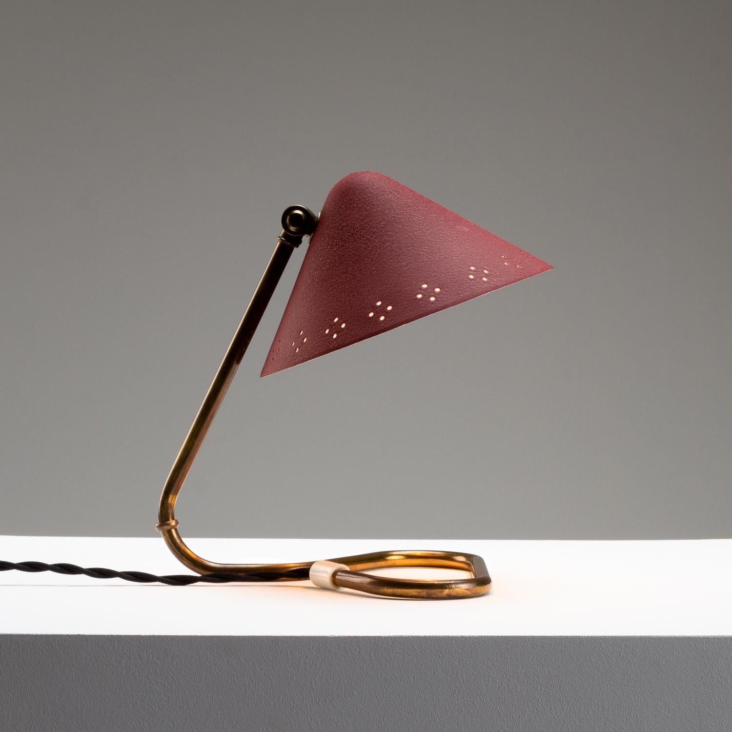 Mid-Century Modern Red Lacquered Aluminium and Brass Table Lamp by Gnosjö Konstsmide, Sweden, 1950s For Sale