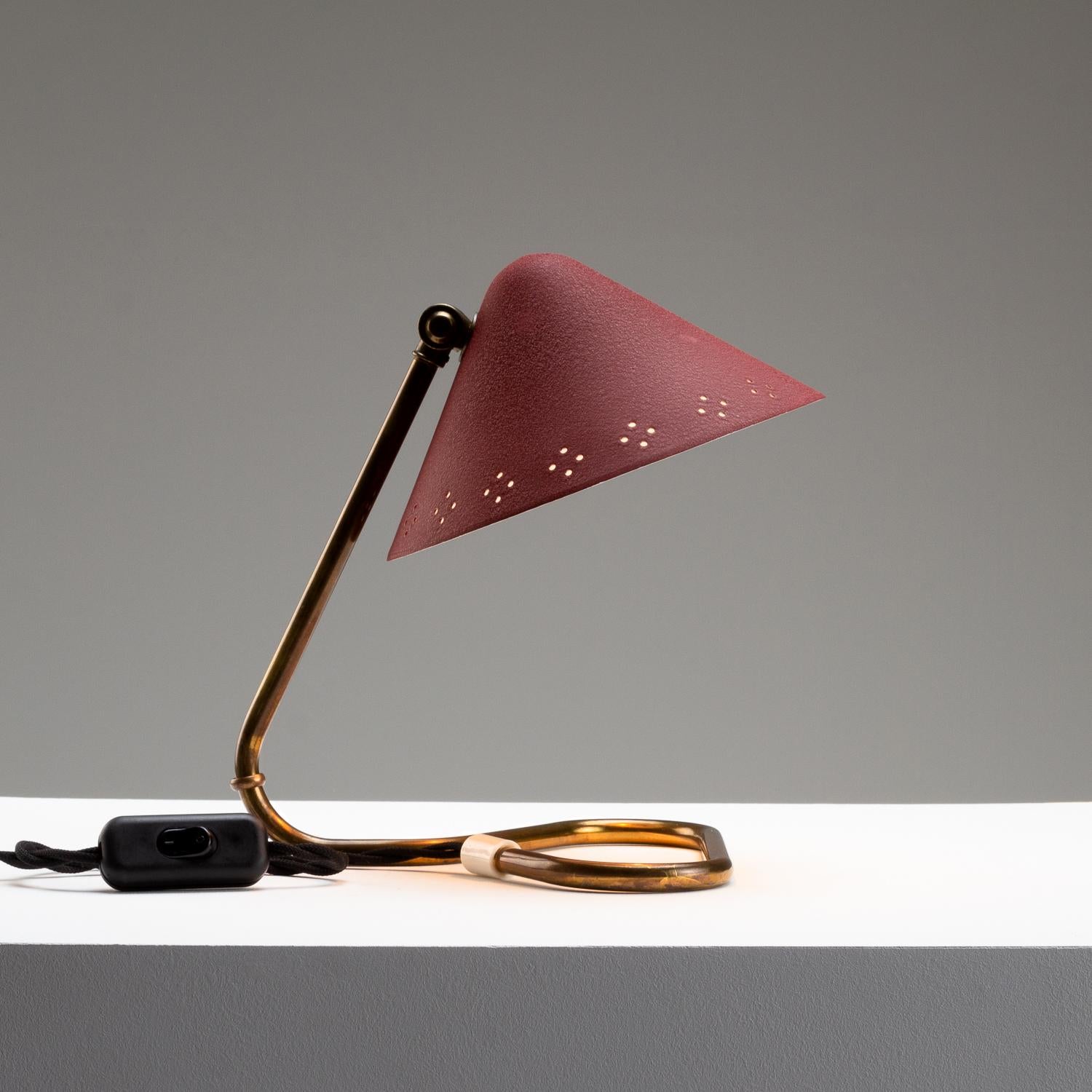 Swedish Red Lacquered Aluminium and Brass Table Lamp by Gnosjö Konstsmide, Sweden, 1950s For Sale