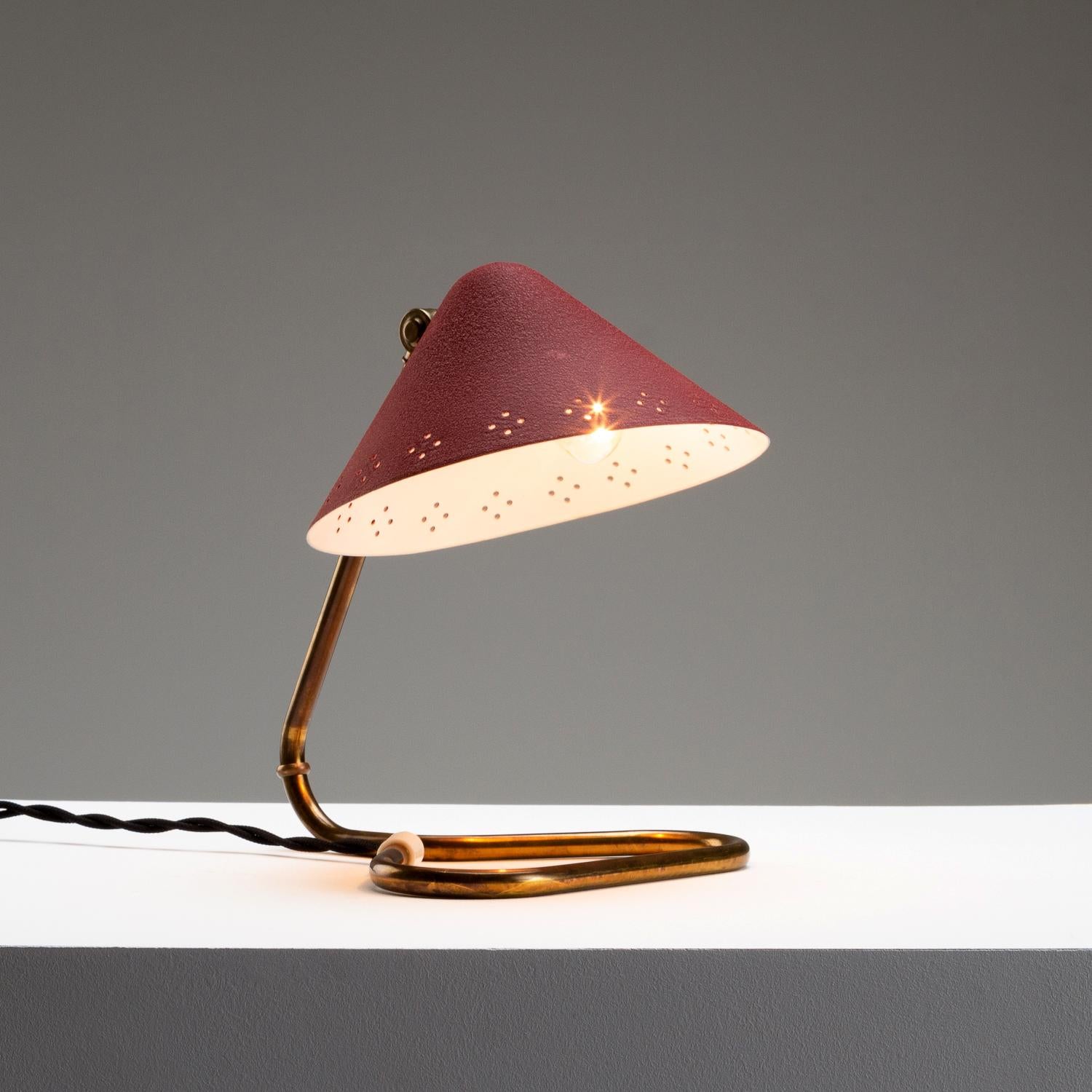 Red Lacquered Aluminium and Brass Table Lamp by Gnosjö Konstsmide, Sweden, 1950s In Good Condition For Sale In Berkhamsted, GB