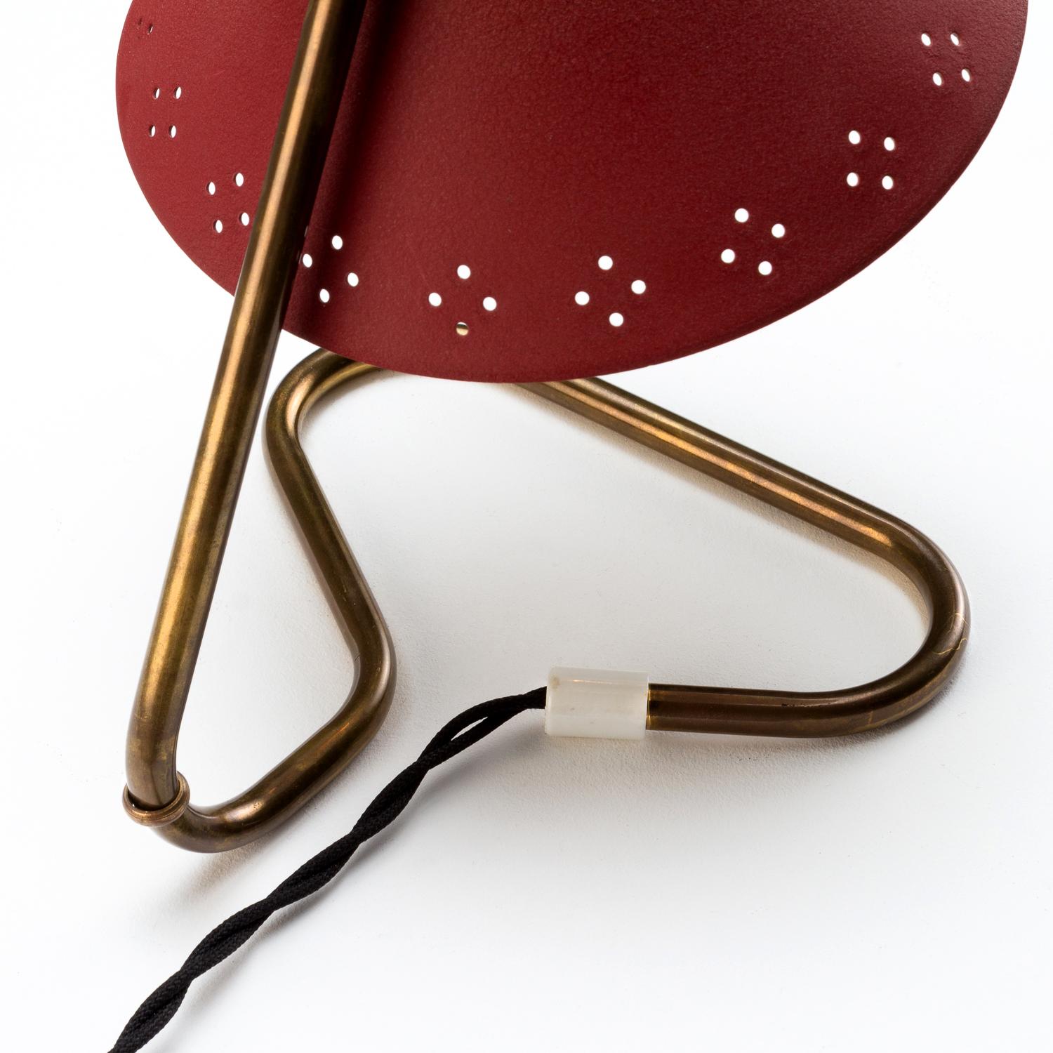 Mid-20th Century Red Lacquered Aluminium and Brass Table Lamp by Gnosjö Konstsmide, Sweden, 1950s For Sale