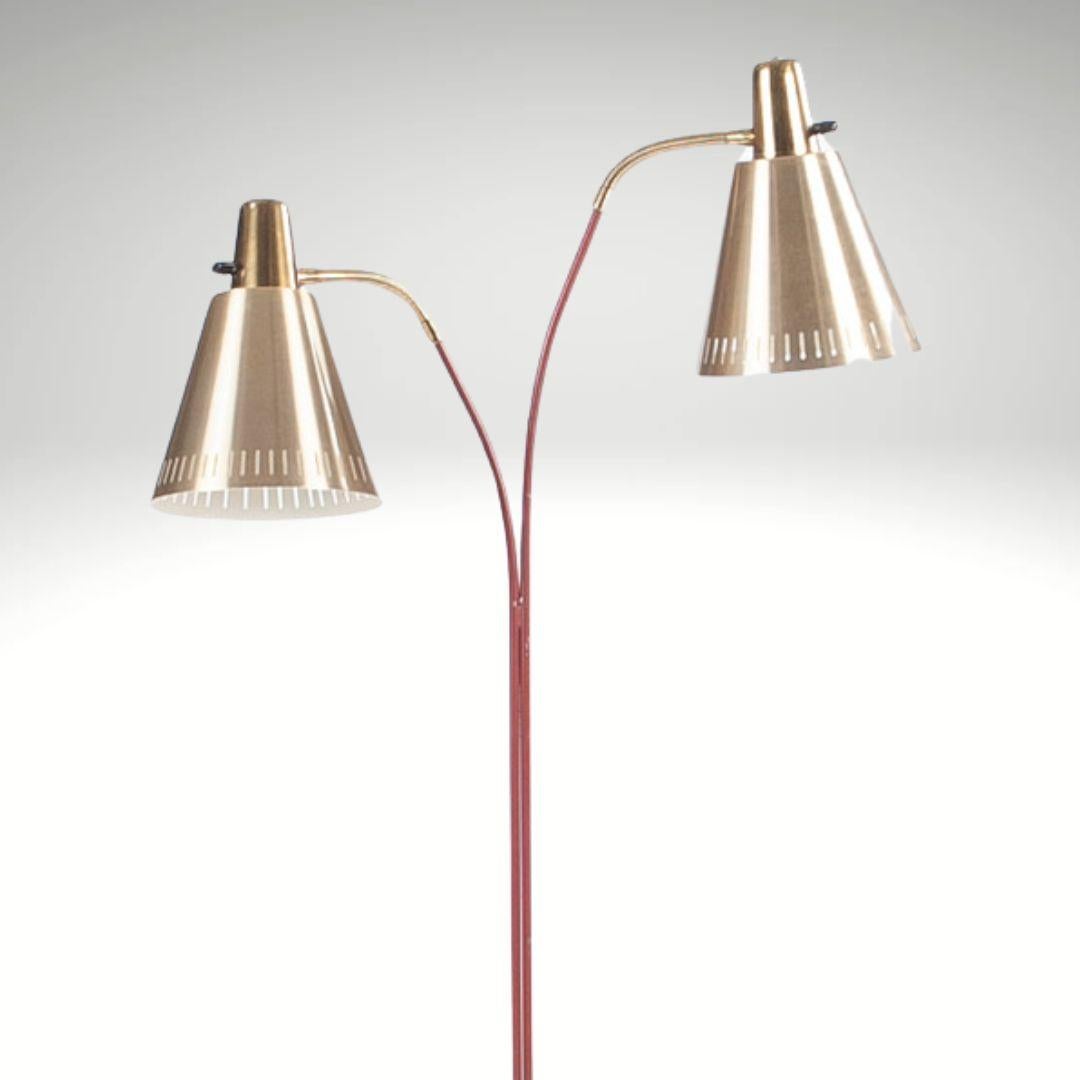 Scandinavo moderno Lampada da terra in ottone e laccato rosso di Eskilstuna Elektro Fabriks AB in vendita