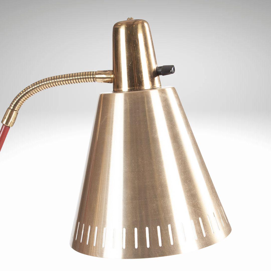 Lampada da terra in ottone e laccato rosso di Eskilstuna Elektro Fabriks AB In condizioni buone in vendita a Budapest, HU