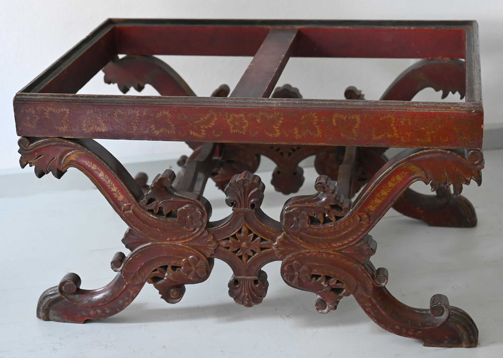 Coffre laqué rouge sur Stand 19e siècle, Inde britannique, 1860 en vente 3