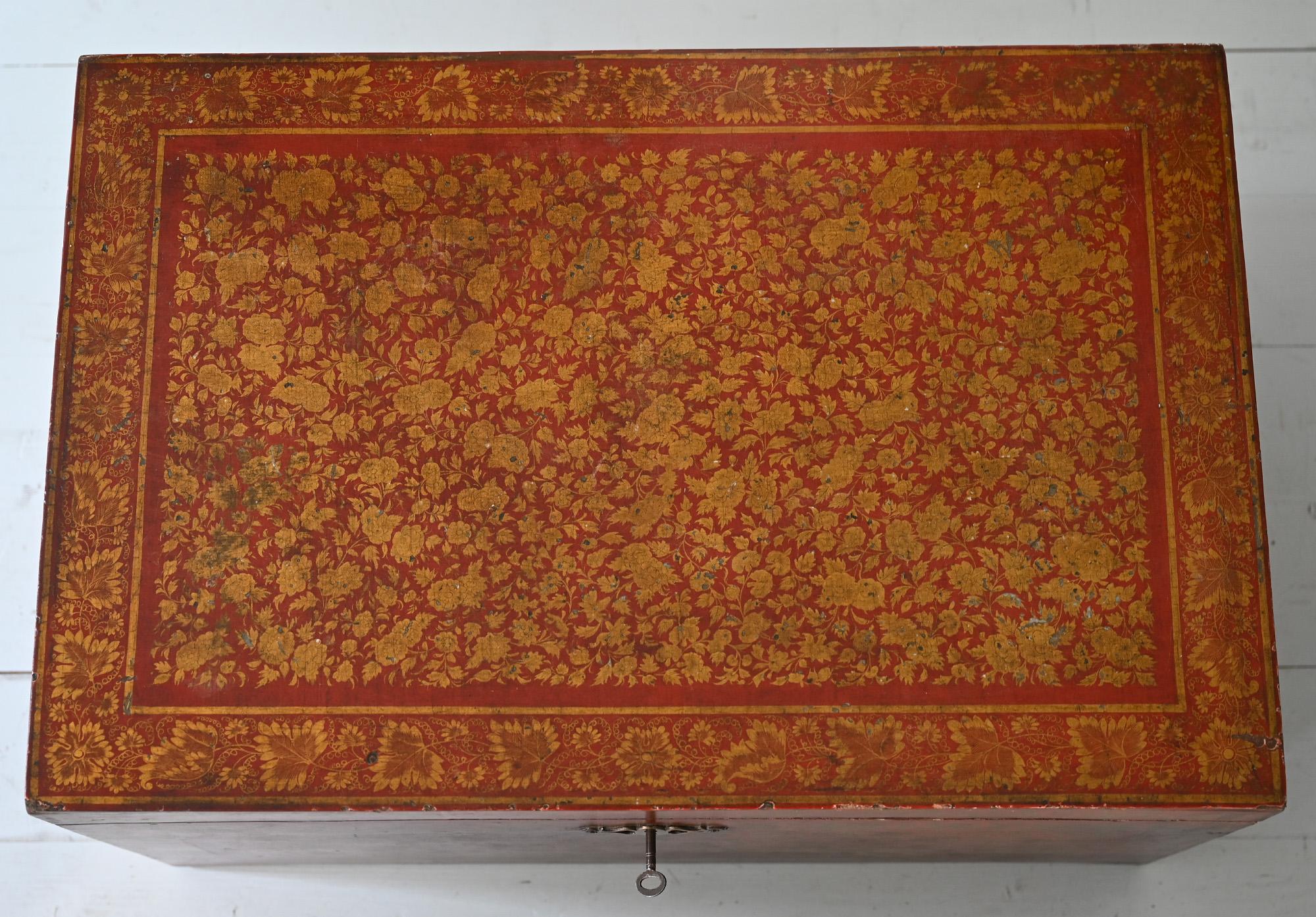 Coffre laqué rouge sur pied 19e siècle, Inde britannique, 1860 

Très charmant coffre du 19ème siècle avec de magnifiques décorations florales laquées et dorées. Il est très rare de trouver une boîte de ce type en rouge, car elles sont