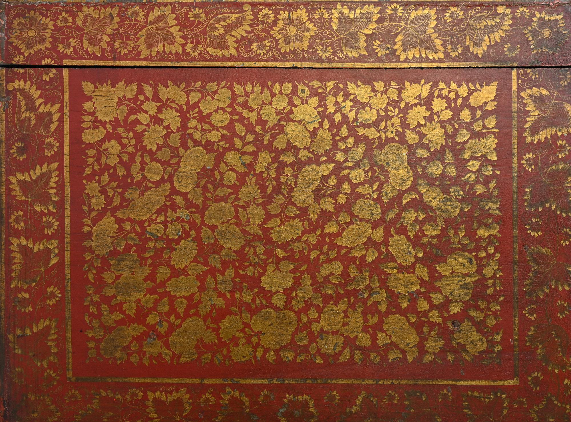 Colonial britannique Coffre laqué rouge sur Stand 19e siècle, Inde britannique, 1860 en vente