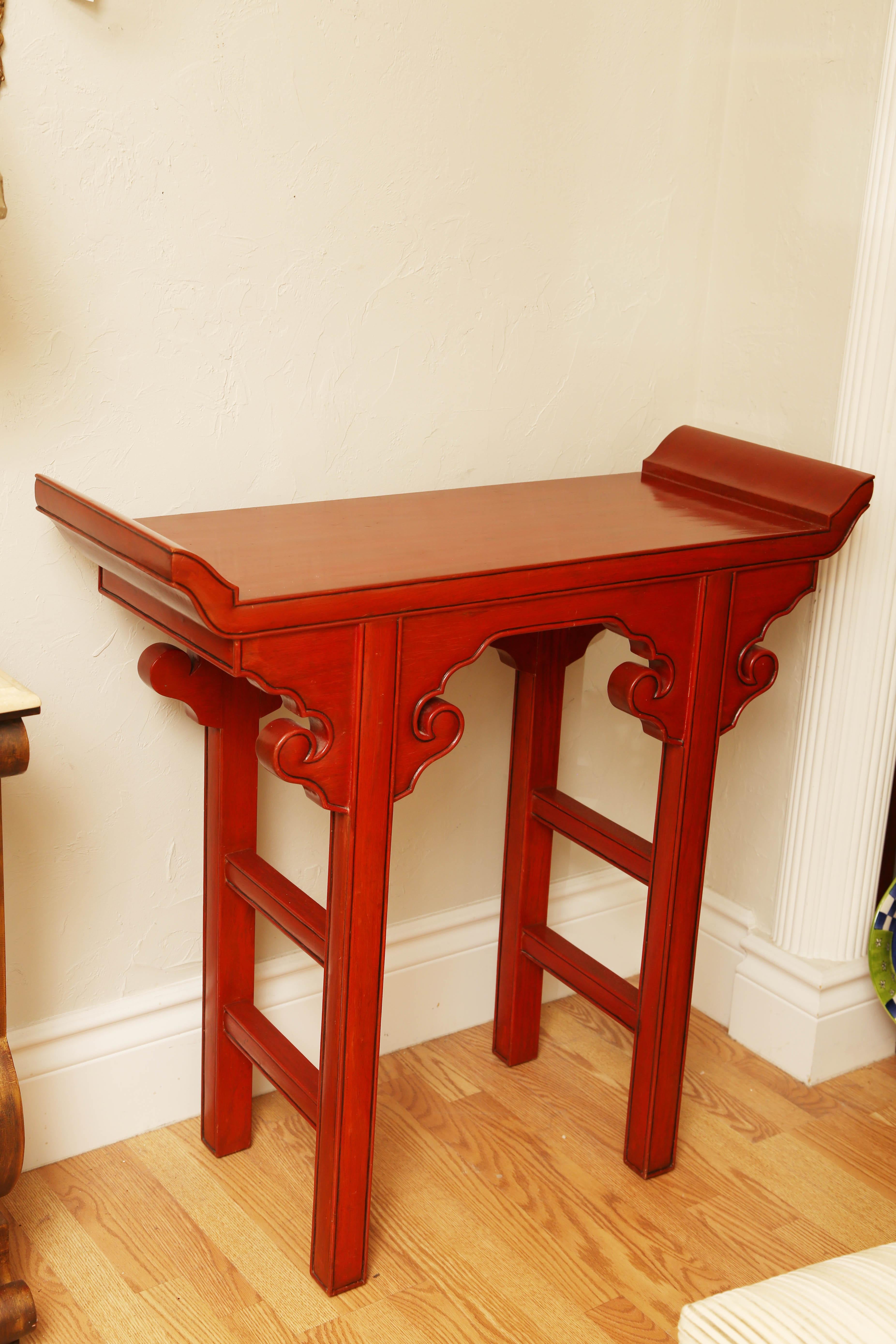 Rot lackierter chinesischer Altartisch (Chinesisch) im Angebot