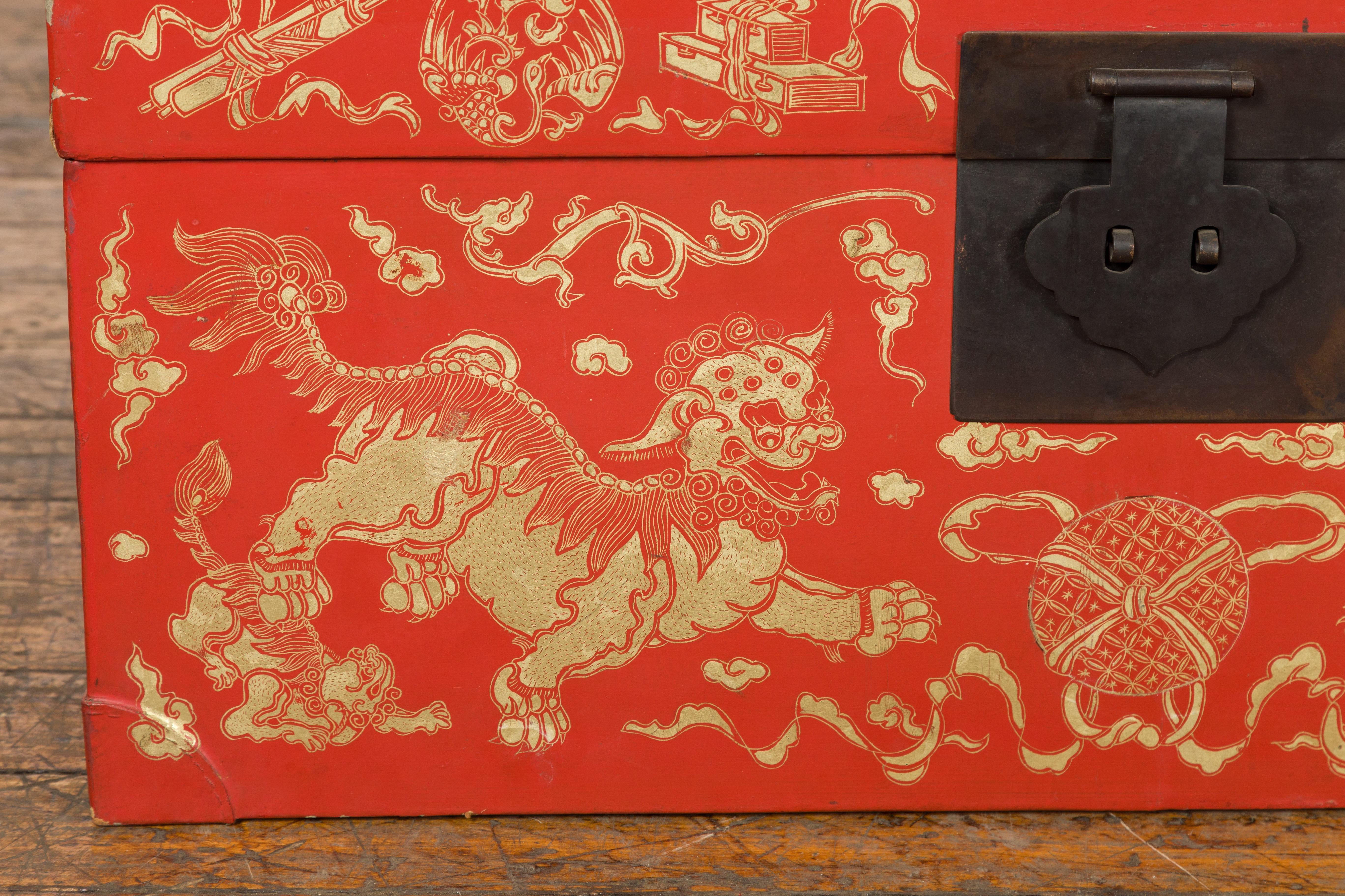 Rote lackierte chinesische Deckentruhe mit vergoldeten Motiven und Guardian-Löwen im Angebot 3