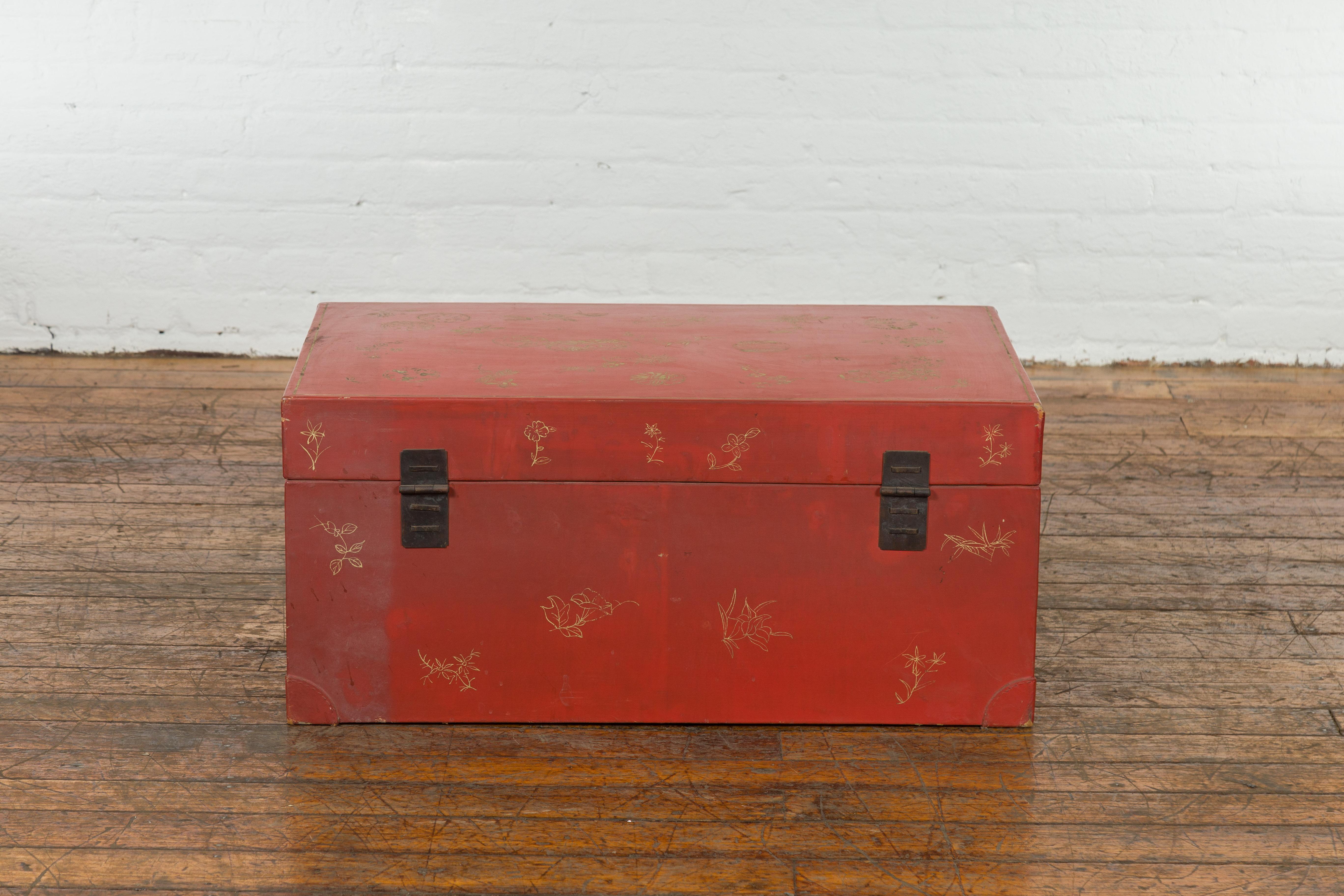 Red Lacquered Chinese Blanket Chest with Gilt Motifs and Guardian Lions For Sale 6