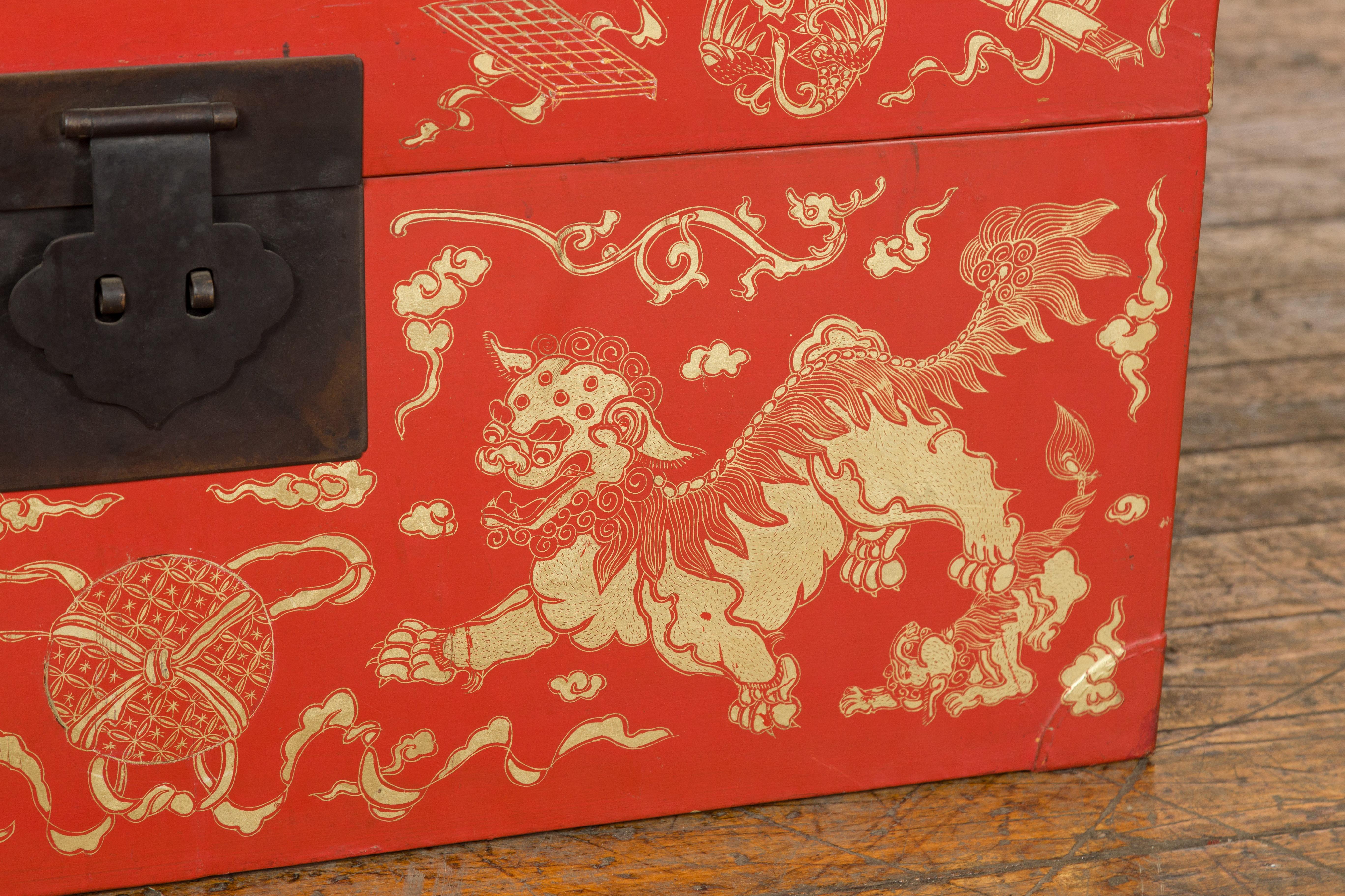 Rote lackierte chinesische Deckentruhe mit vergoldeten Motiven und Guardian-Löwen im Angebot 5