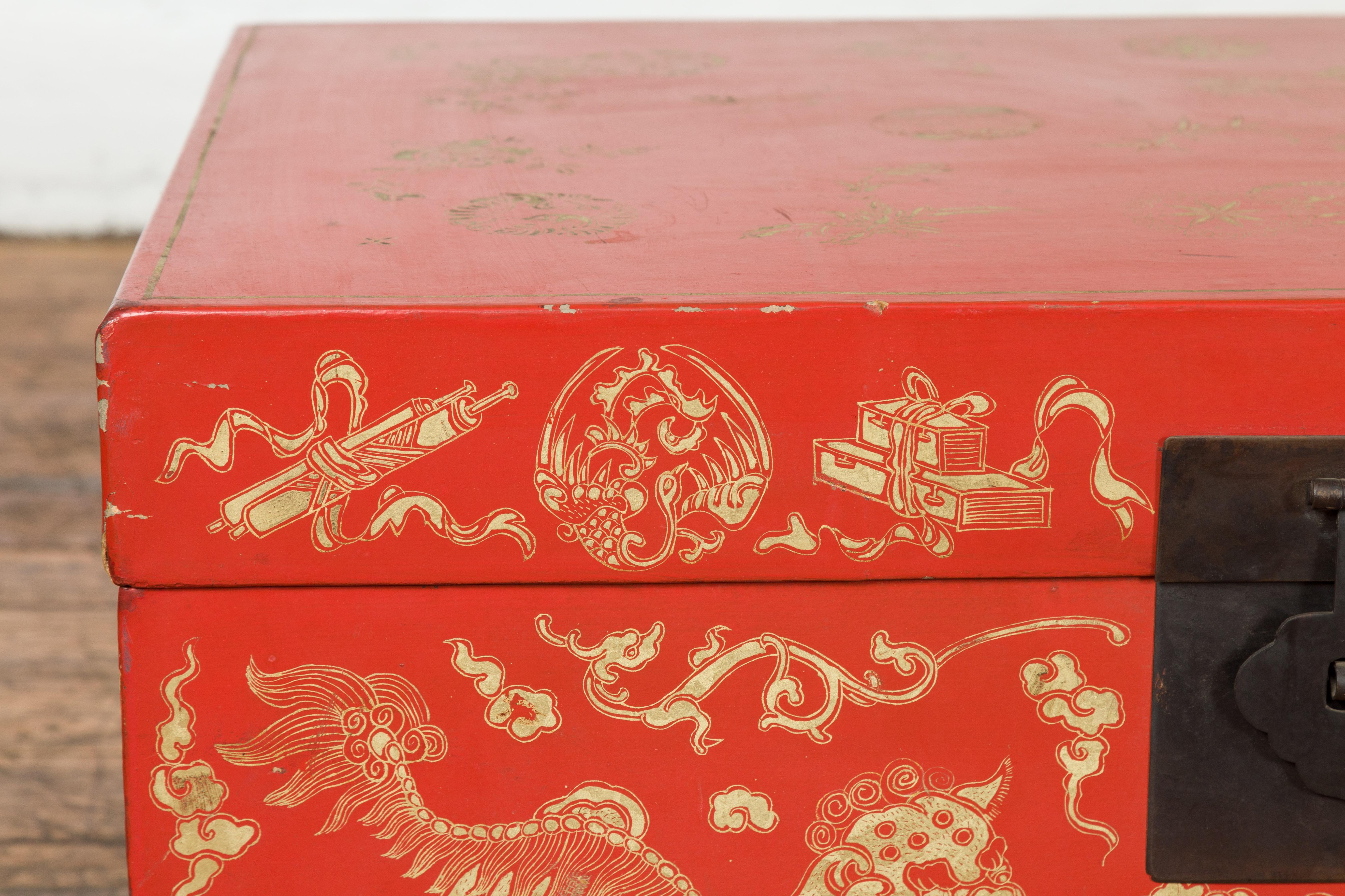 Rote lackierte chinesische Deckentruhe mit vergoldeten Motiven und Guardian-Löwen im Angebot 7