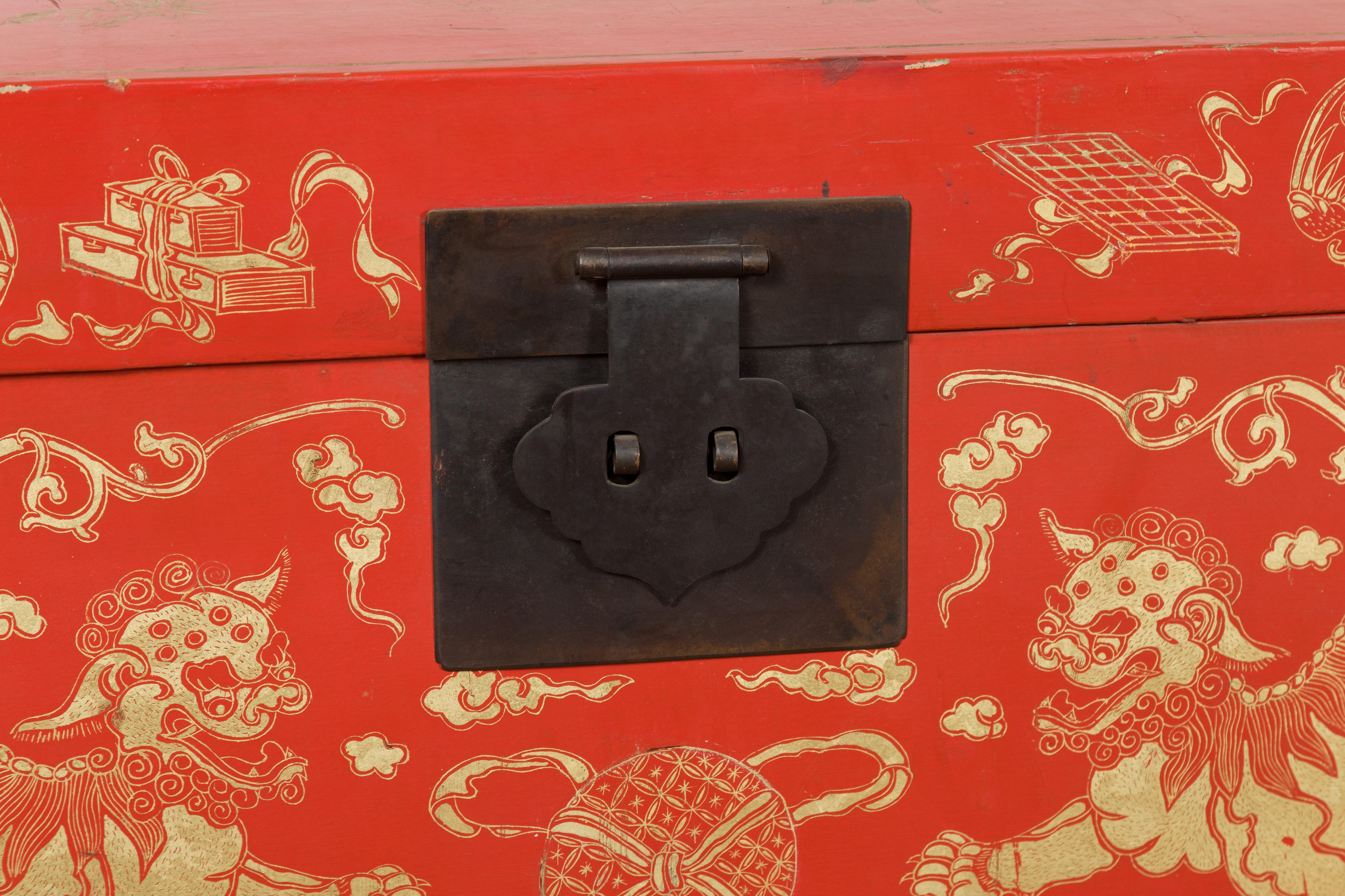 Rote lackierte chinesische Deckentruhe mit vergoldeten Motiven und Guardian-Löwen im Angebot 8