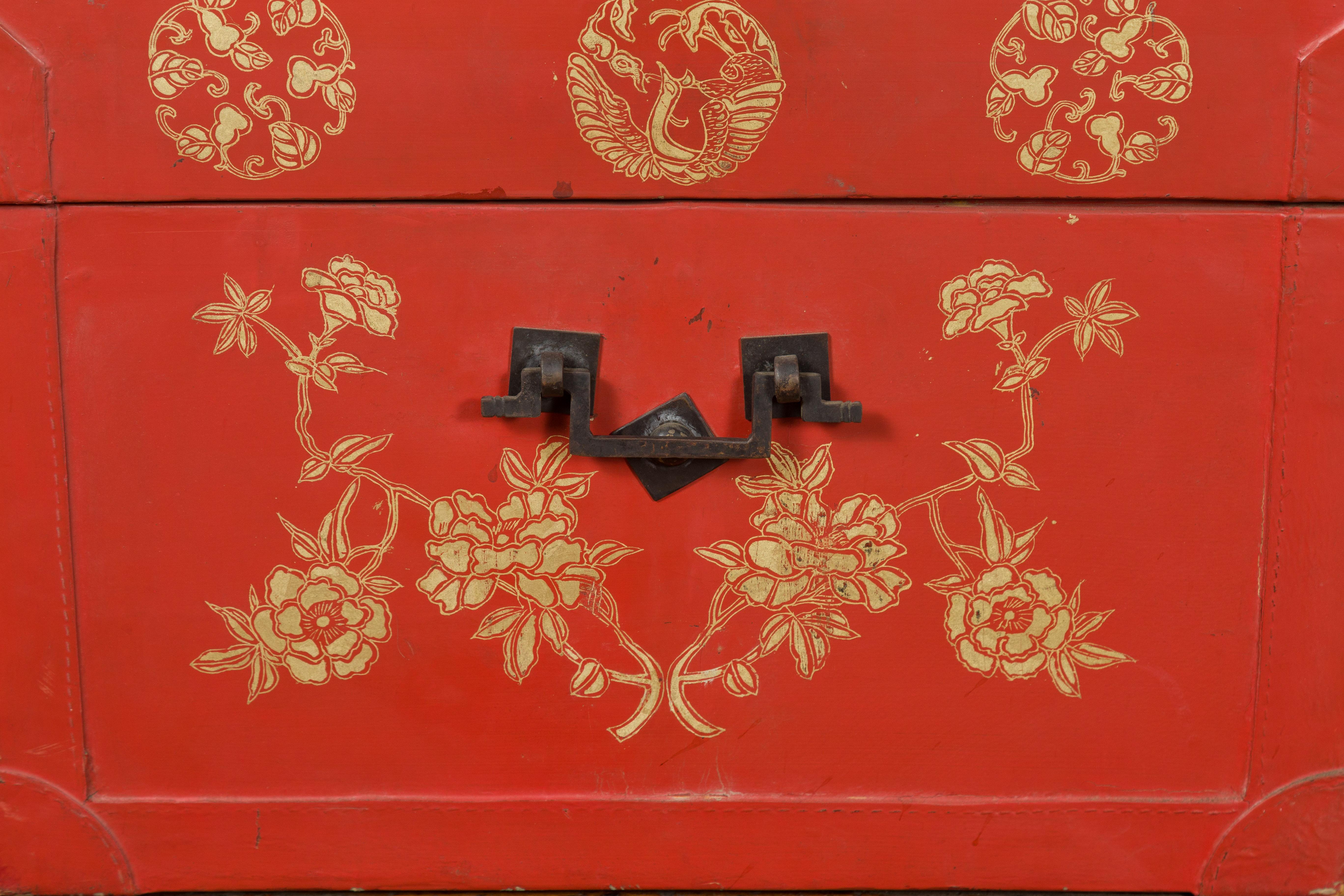 Rote lackierte chinesische Deckentruhe mit vergoldeten Motiven und Guardian-Löwen im Angebot 13