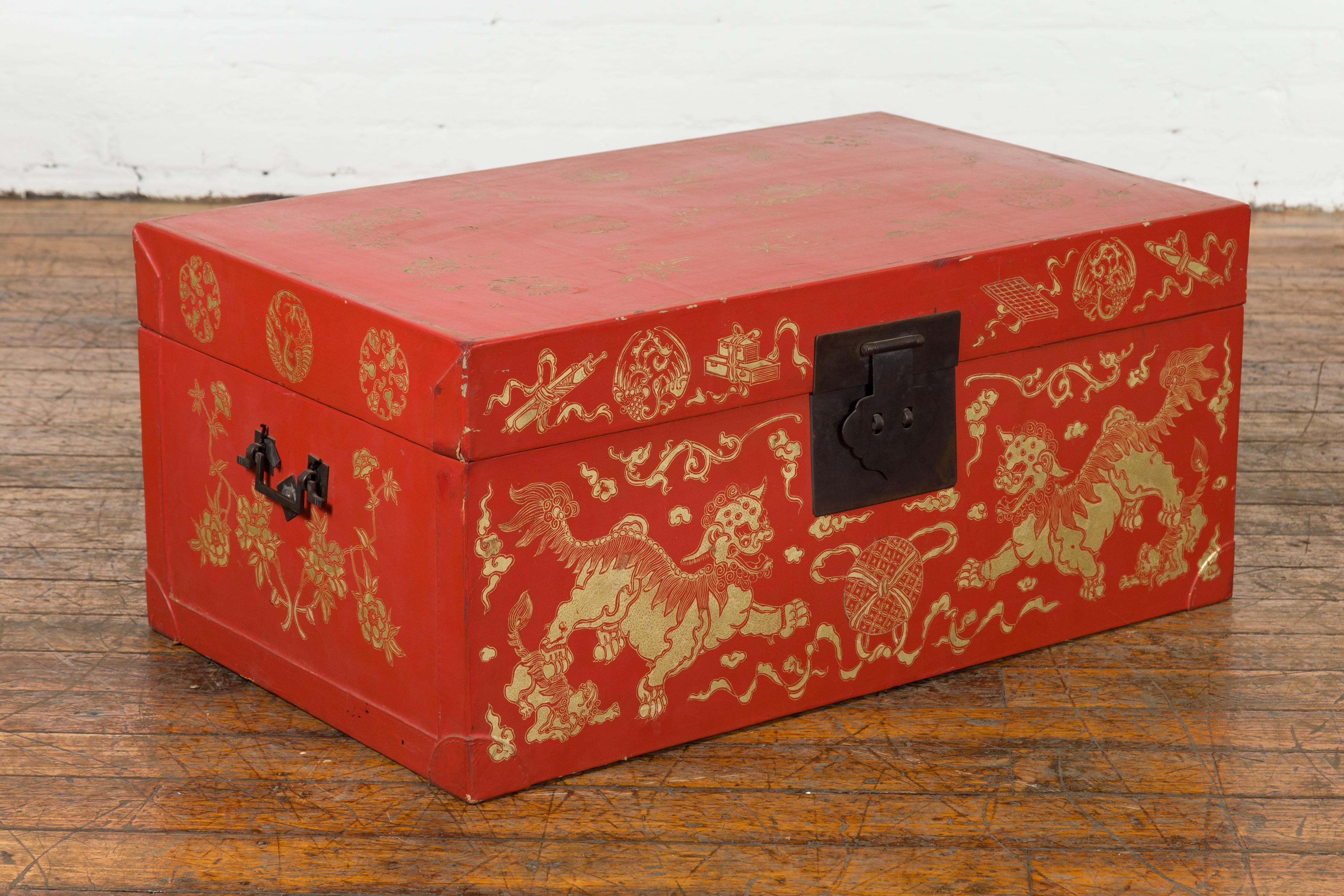 Rote lackierte chinesische Deckentruhe mit vergoldeten Motiven und Guardian-Löwen (Chinesisch) im Angebot