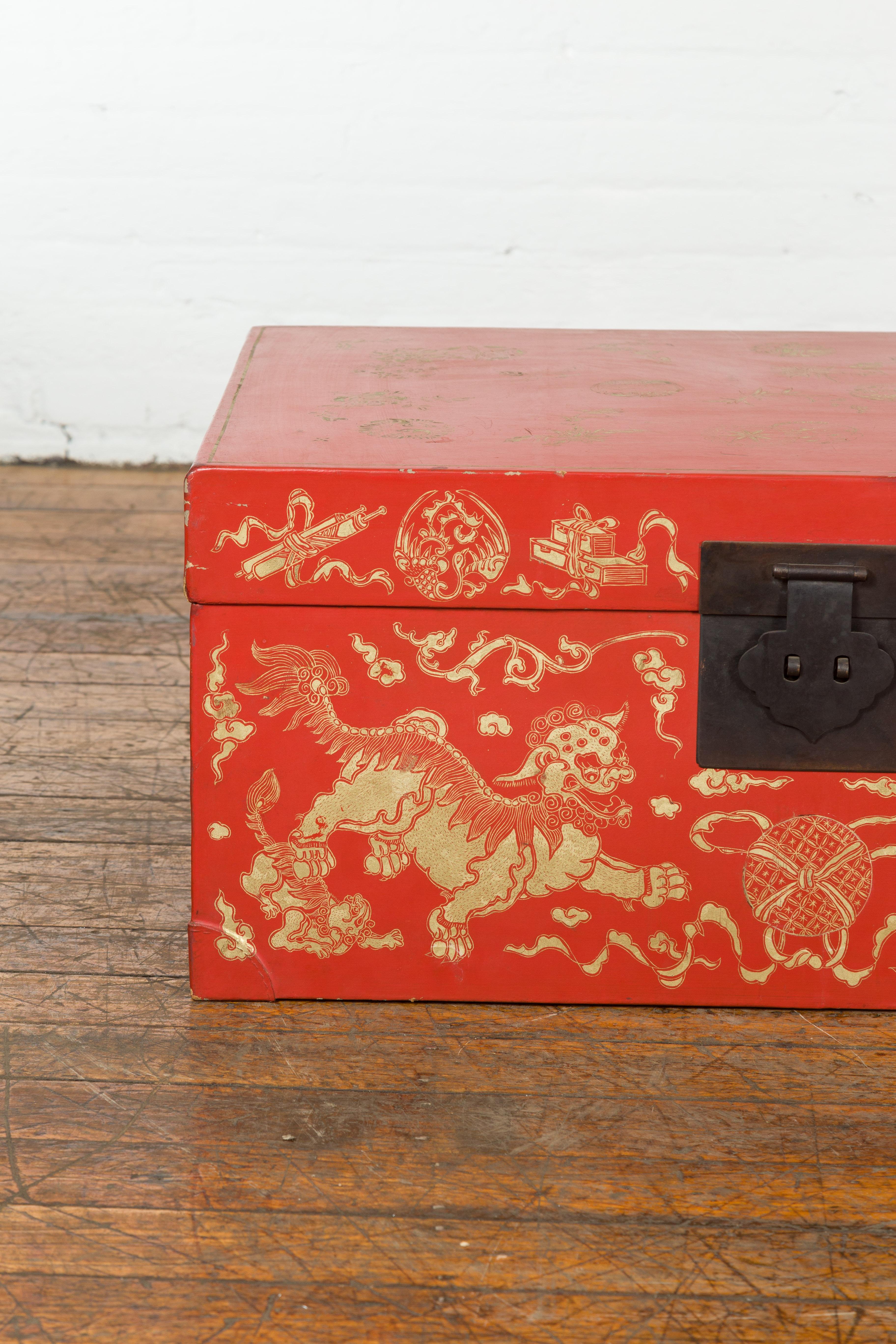 Rote lackierte chinesische Deckentruhe mit vergoldeten Motiven und Guardian-Löwen (Lackiert) im Angebot
