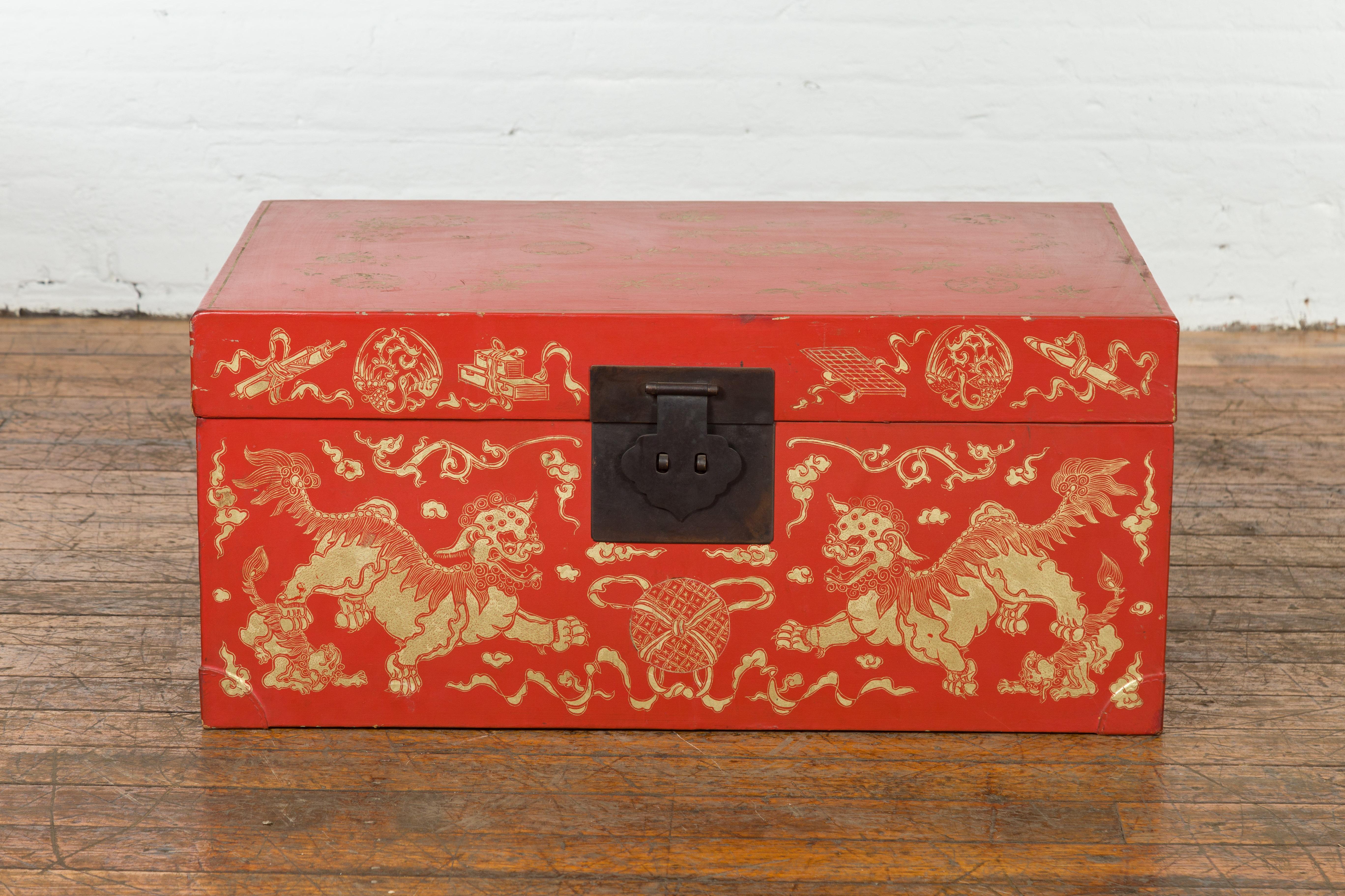 Rote lackierte chinesische Deckentruhe mit vergoldeten Motiven und Guardian-Löwen (20. Jahrhundert) im Angebot