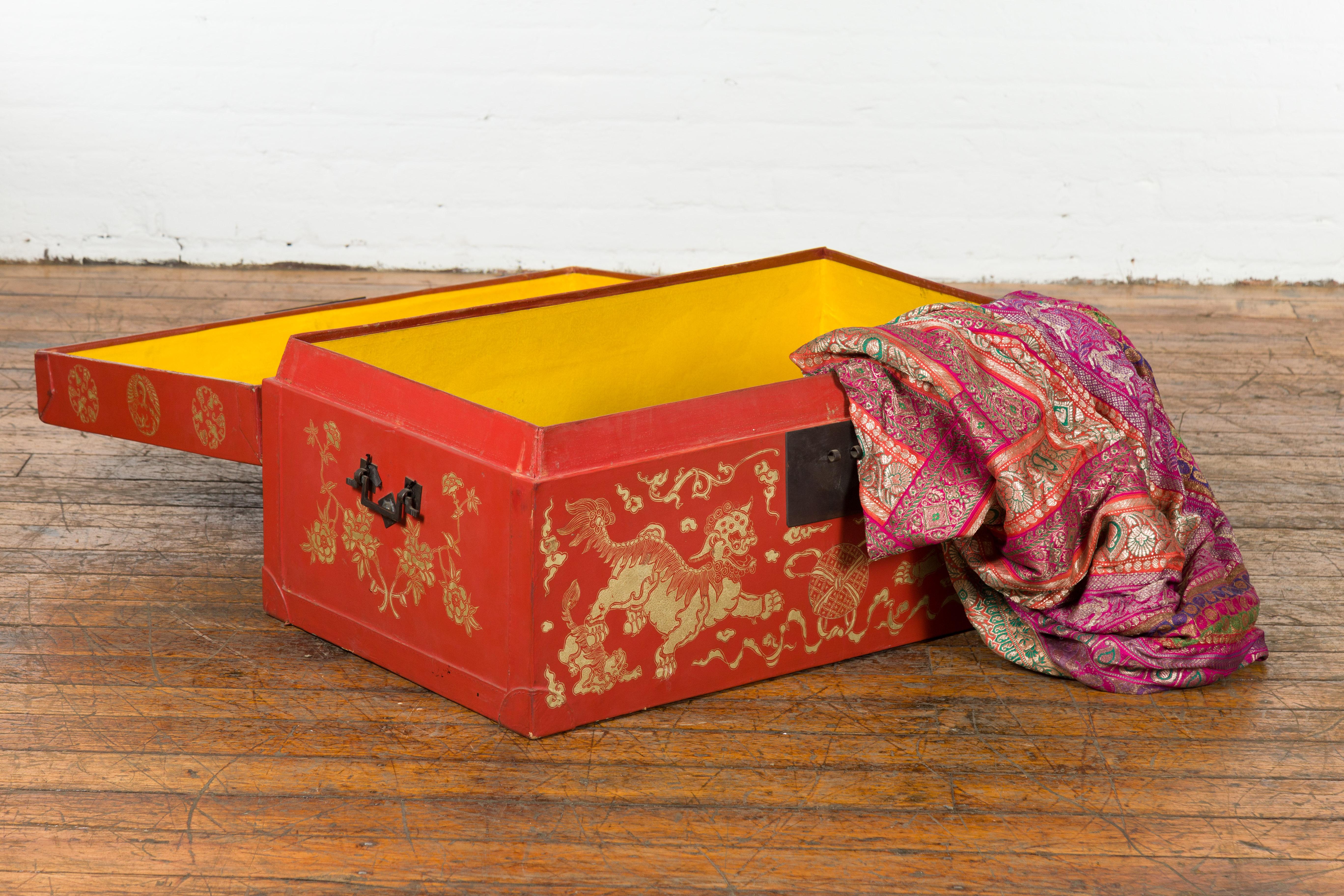 Rote lackierte chinesische Deckentruhe mit vergoldeten Motiven und Guardian-Löwen (Stoff) im Angebot