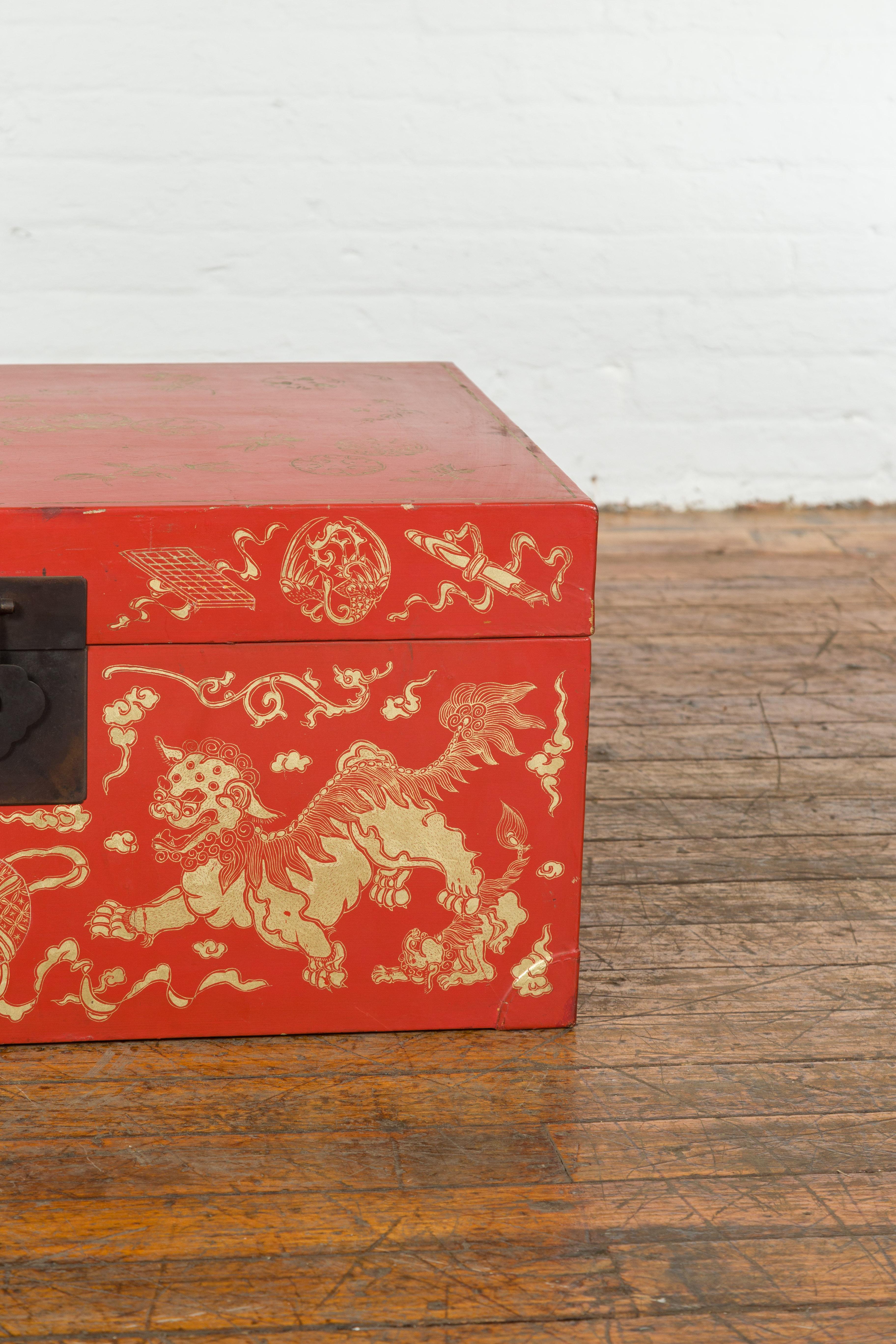 Rote lackierte chinesische Deckentruhe mit vergoldeten Motiven und Guardian-Löwen im Angebot 1