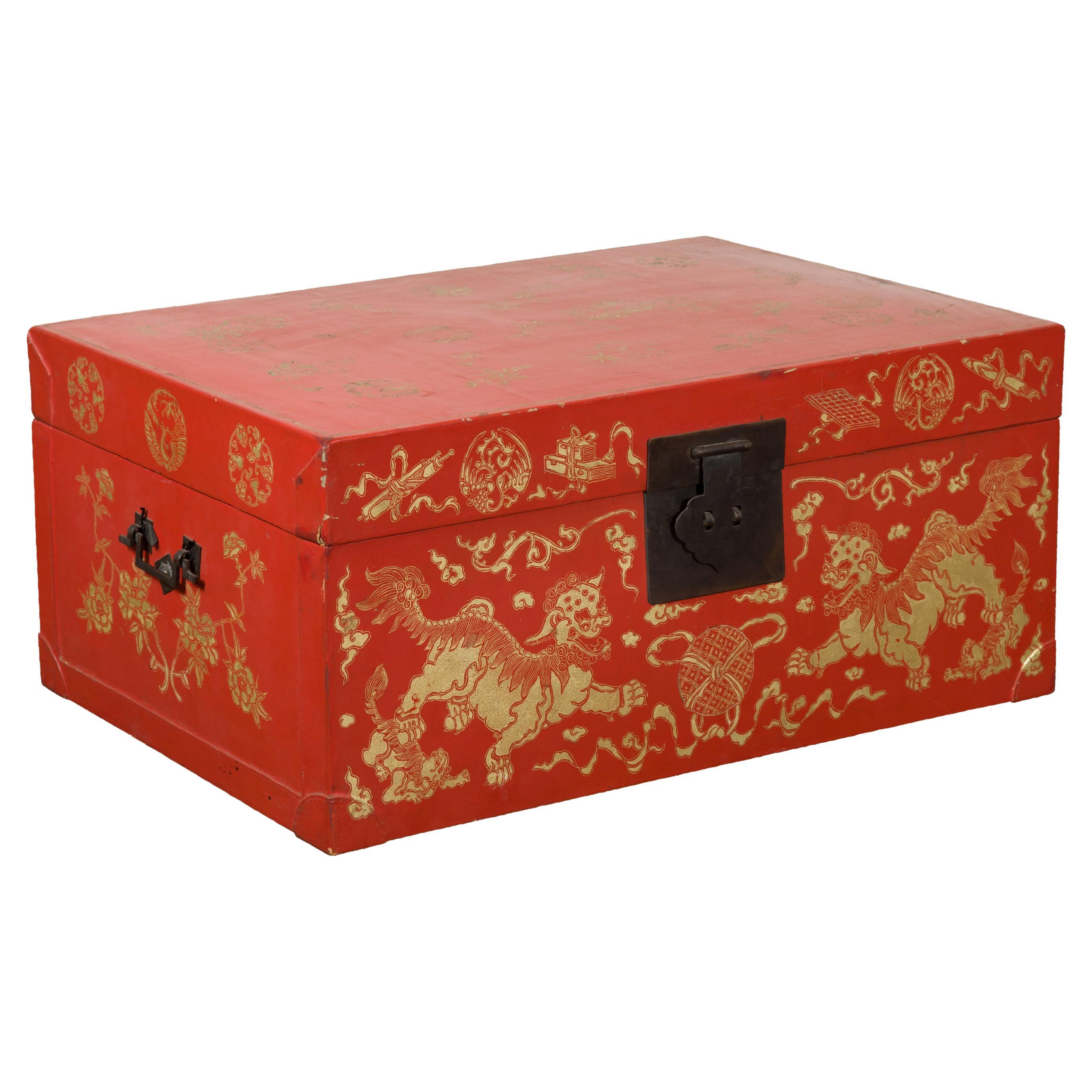 Rote lackierte chinesische Deckentruhe mit vergoldeten Motiven und Guardian-Löwen im Angebot