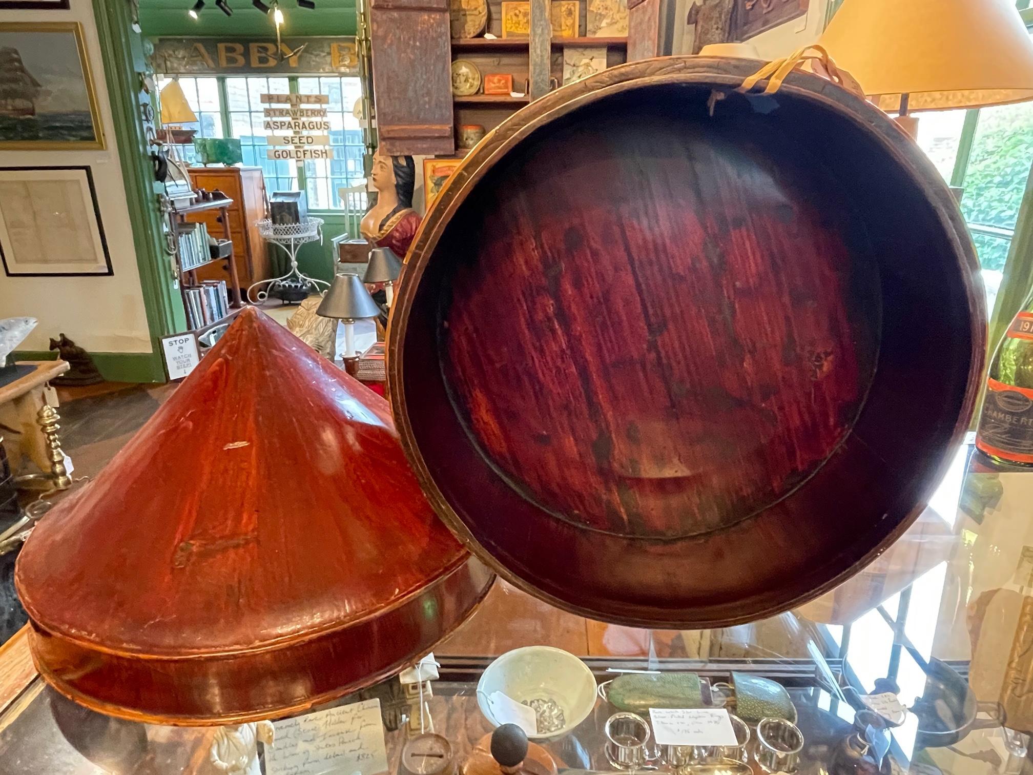 20th Century Red Lacquered Chinese Hat Box For Sale