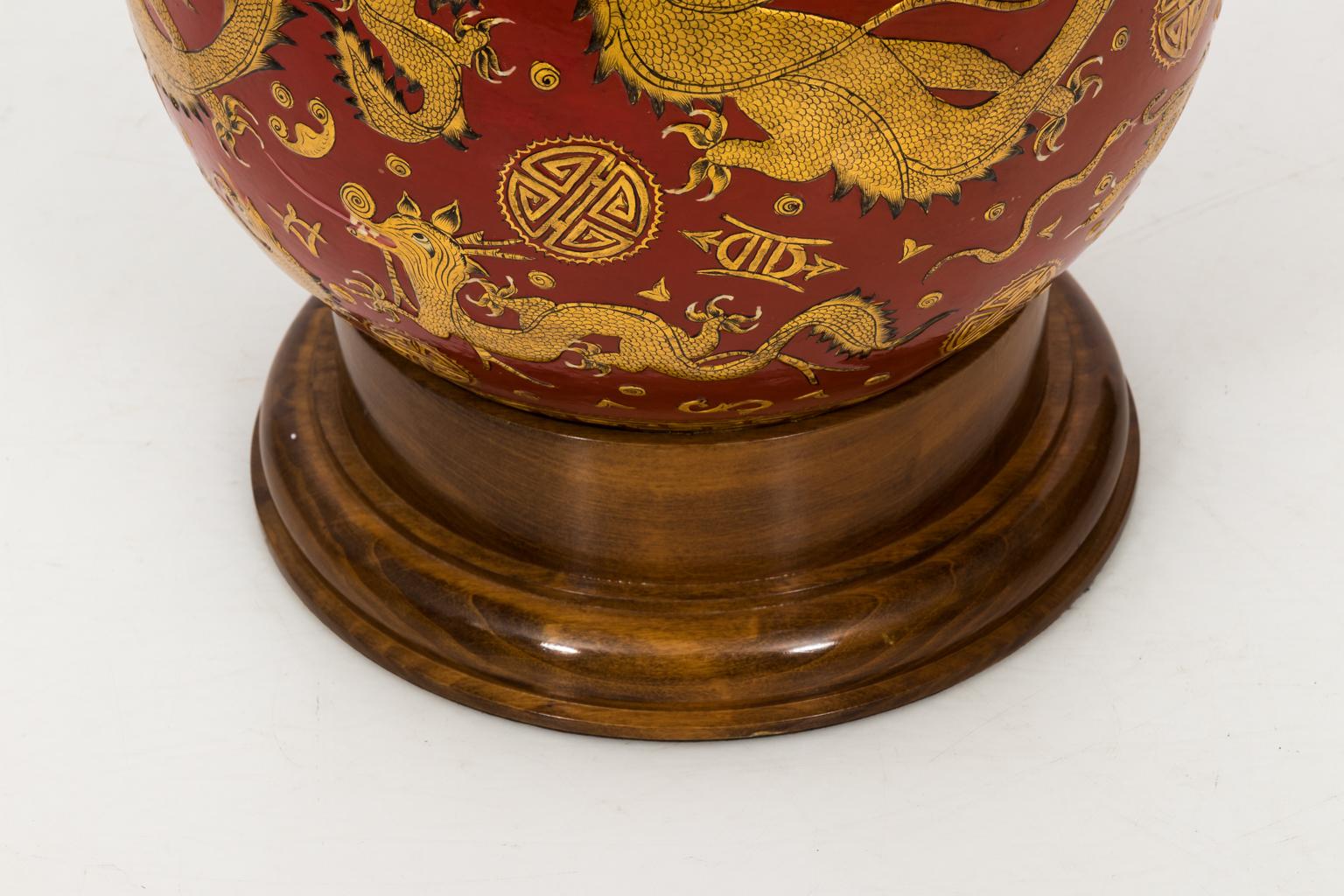 Red Lacquered Chinese Lamp For Sale 5