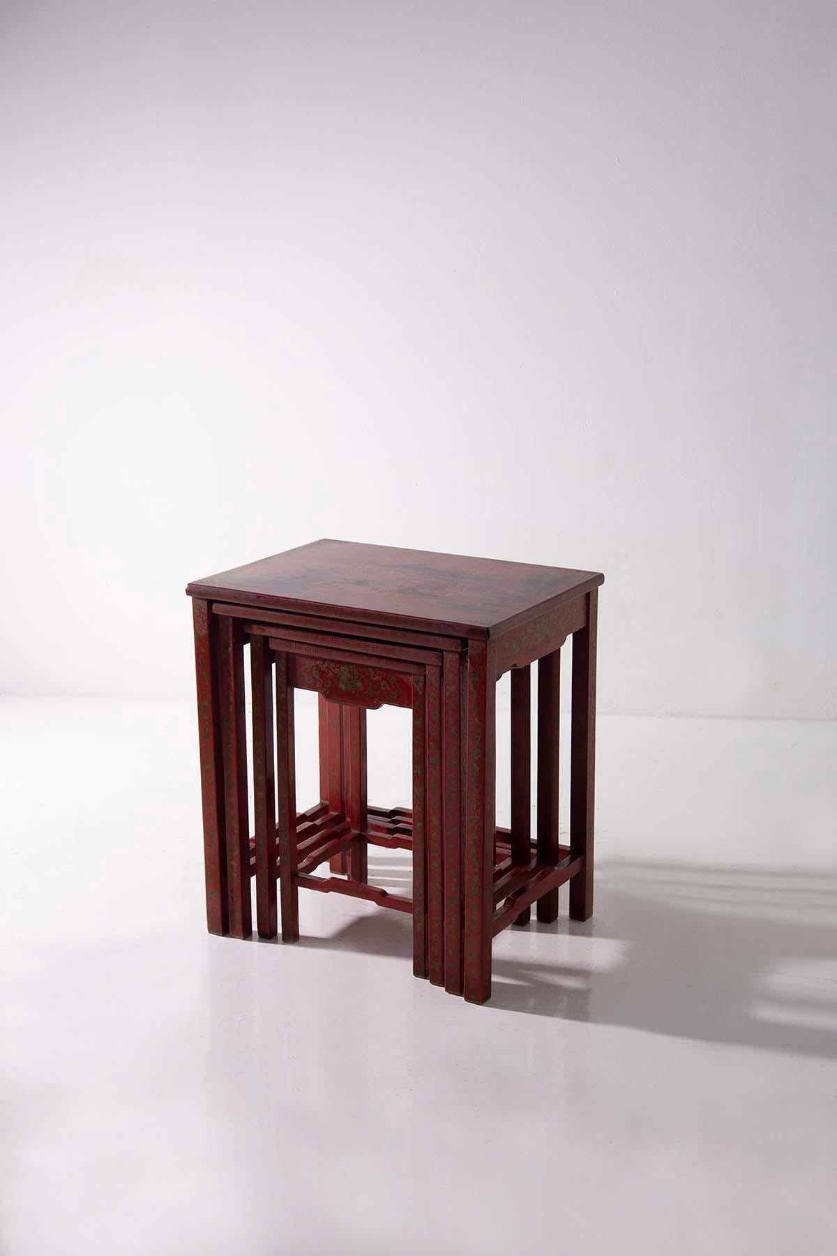 Dans le domaine des meubles anciens, votre nid de tables quatuor chinoises en laque rouge n'est rien de moins qu'un trésor captivant qui jette un pont entre deux siècles, mettant en valeur l'allure intemporelle de l'artisanat chinois. Ces tables
