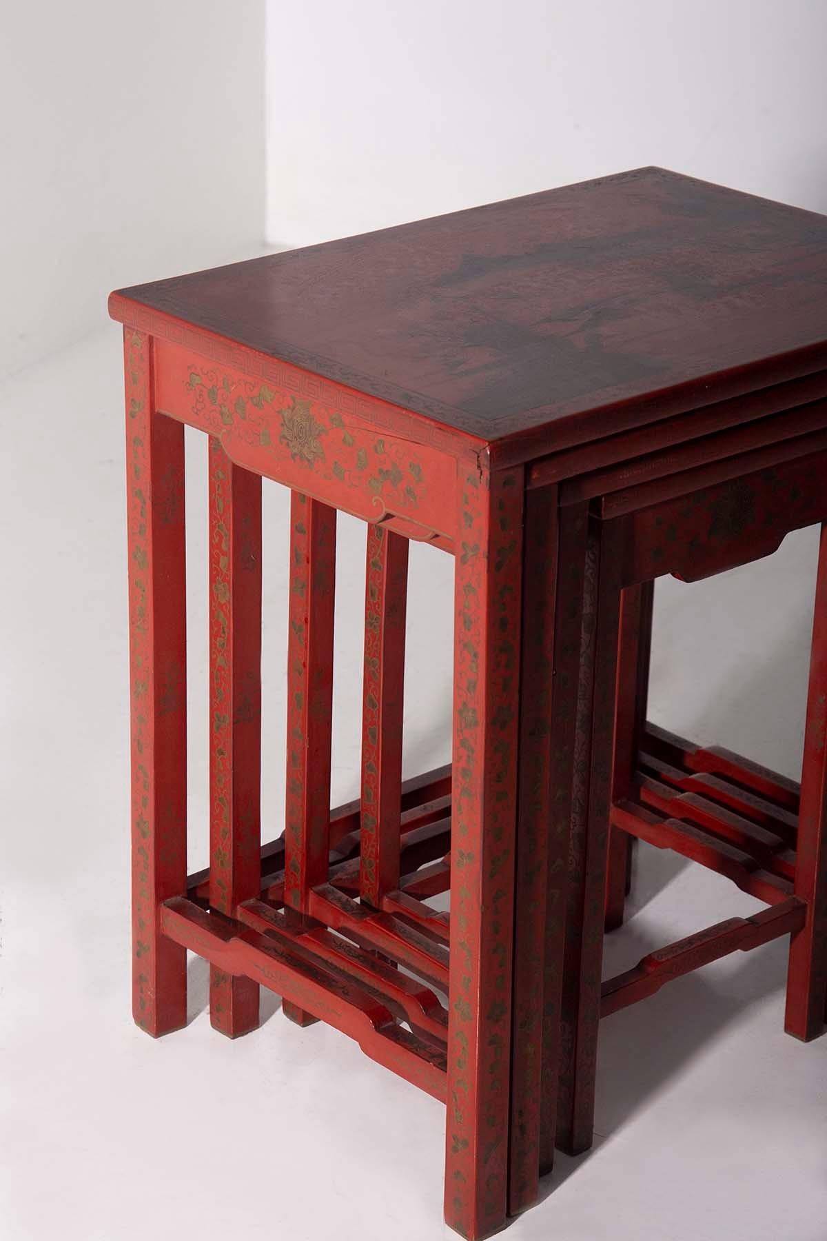 Red lacquered Chinese Quartetto table nest 19-20th century For Sale 3