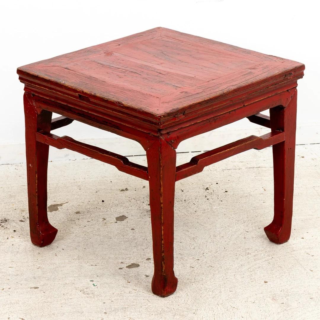 Red Lacquered Chinese Side Table In Good Condition In New York, NY