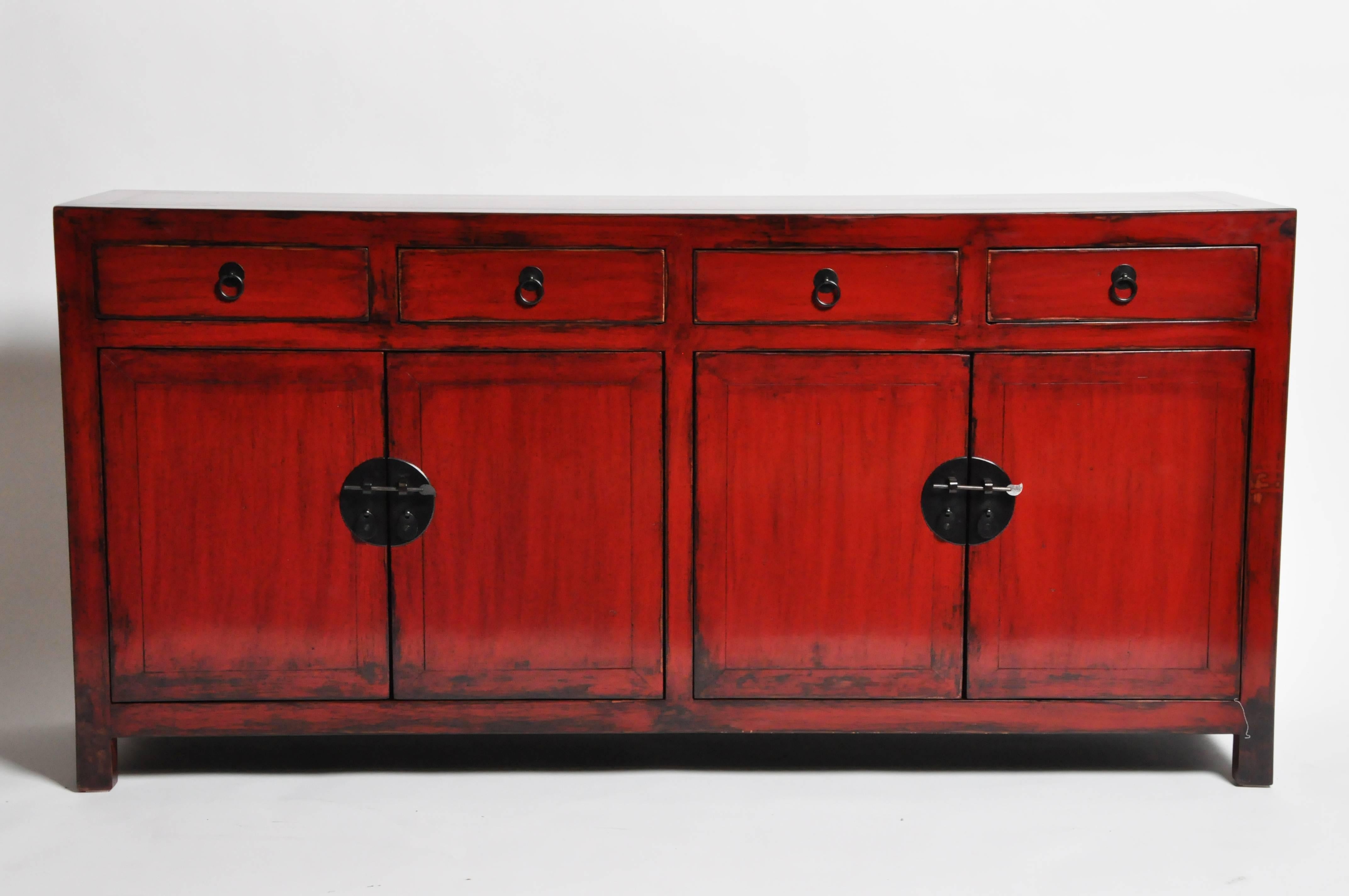 Red Lacquered Chinese Sideboard with Four Drawers (Chinesisch)