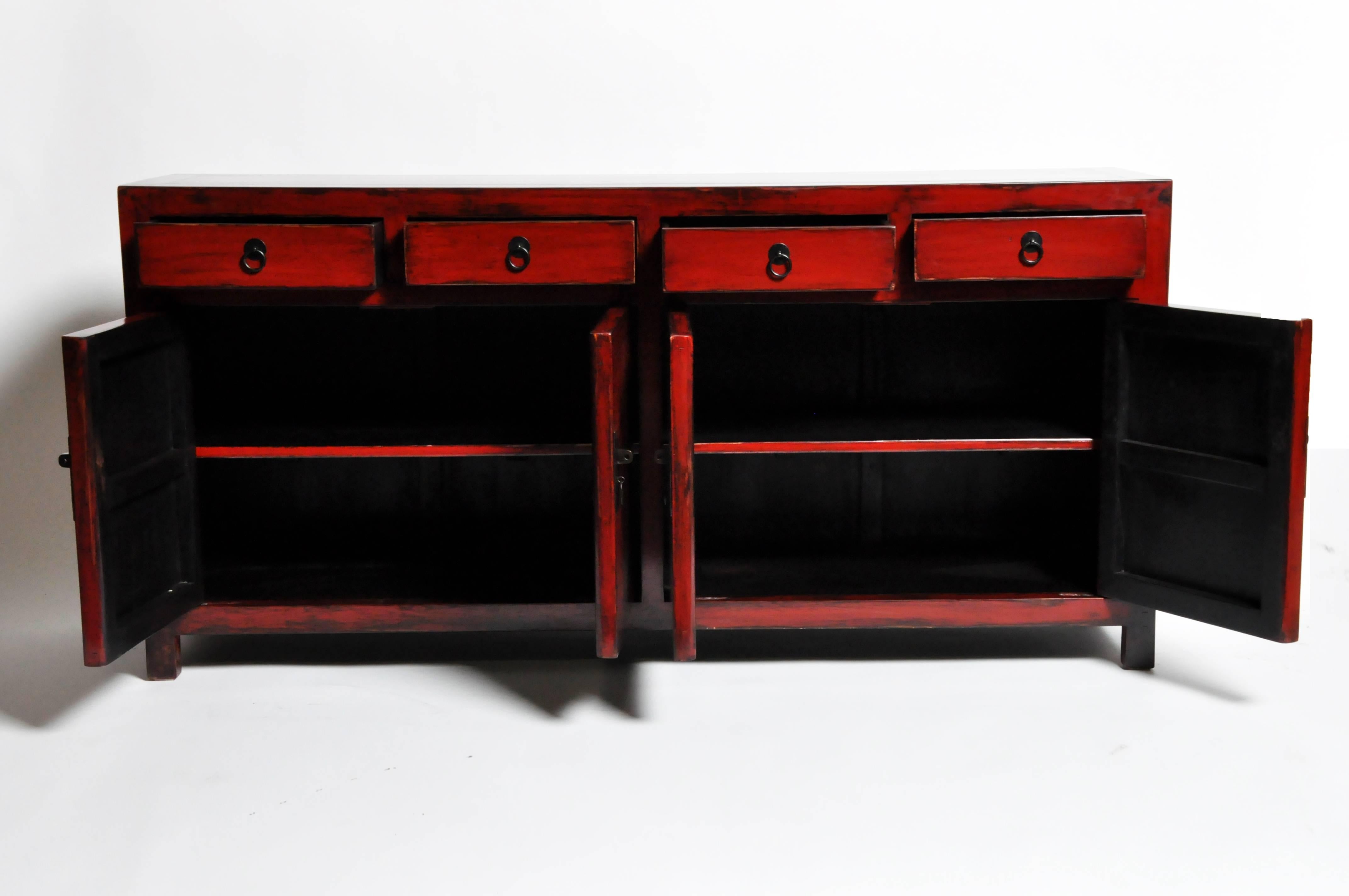 Red Lacquered Chinese Sideboard with Four Drawers im Zustand „Gut“ in Chicago, IL