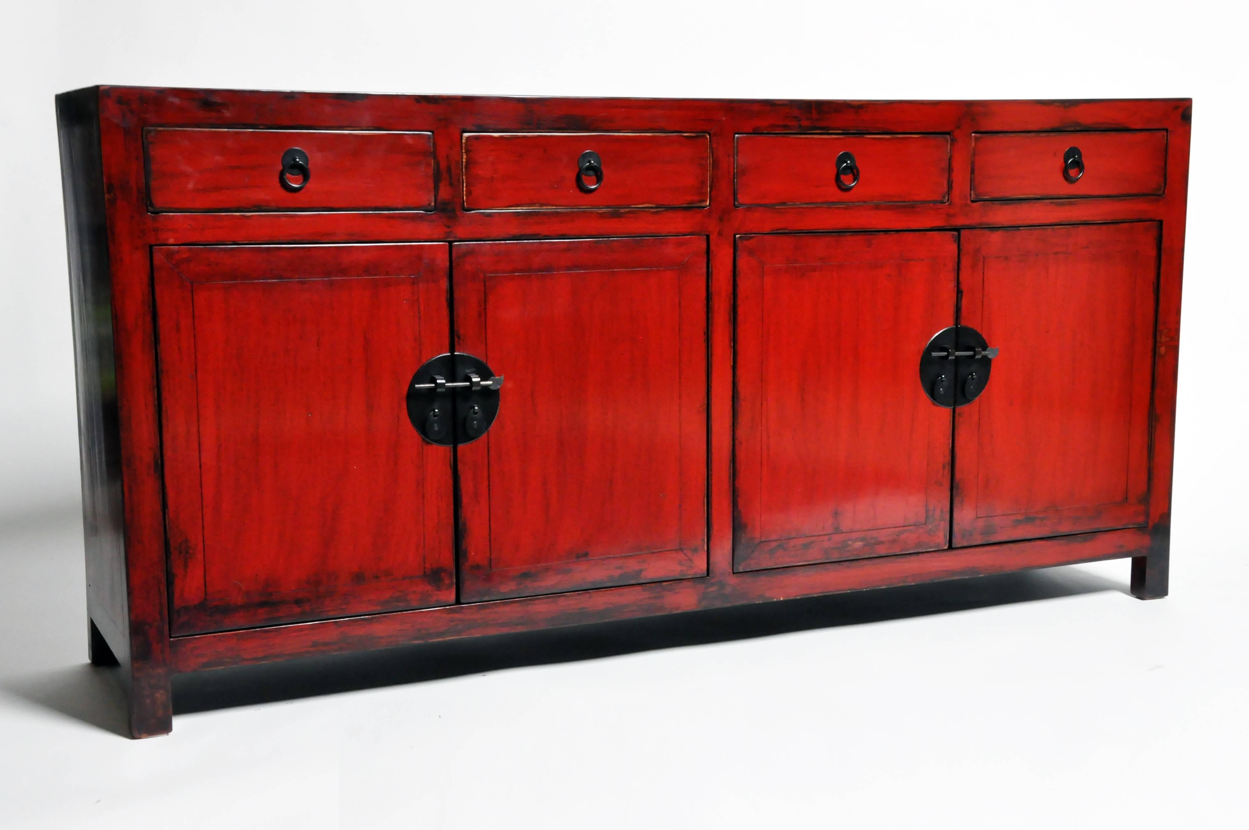 Red Lacquered Chinese Sideboard with Four Drawers (21. Jahrhundert und zeitgenössisch)