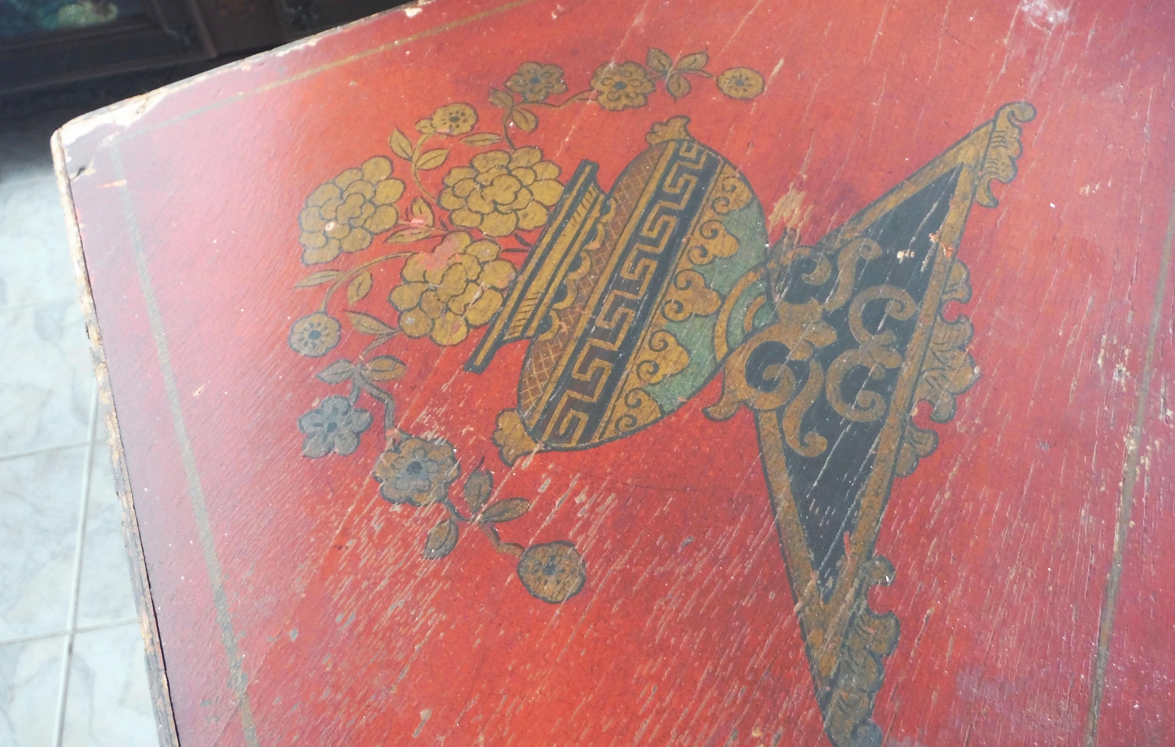 Armoire d'angle laquée rouge style chinoiseries Bon état - En vente à Austin, TX