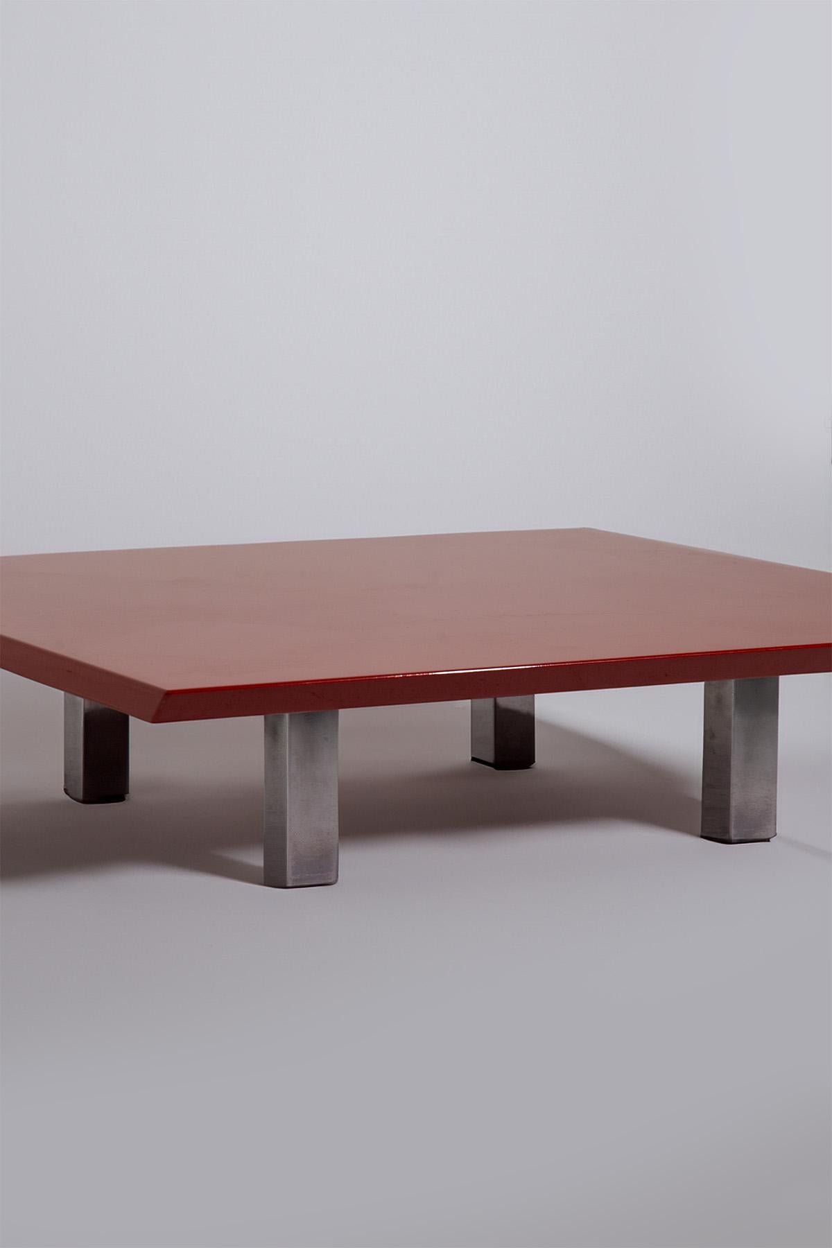 Late 20th Century Red lacquered coffee table by Vittorio Introini for Saporiti For Sale