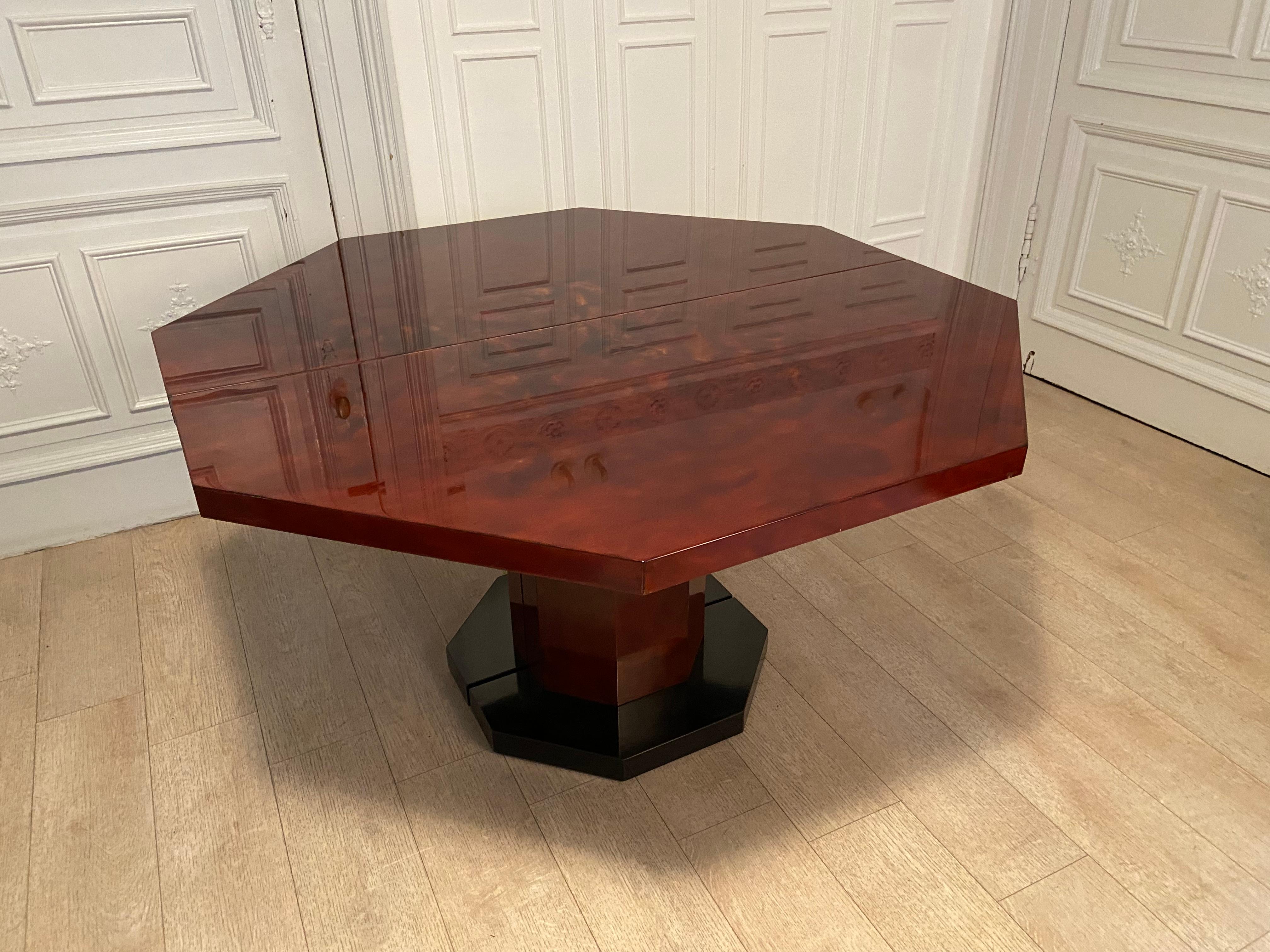 Red lacquered dining table and gold dust, 1970s For Sale 6