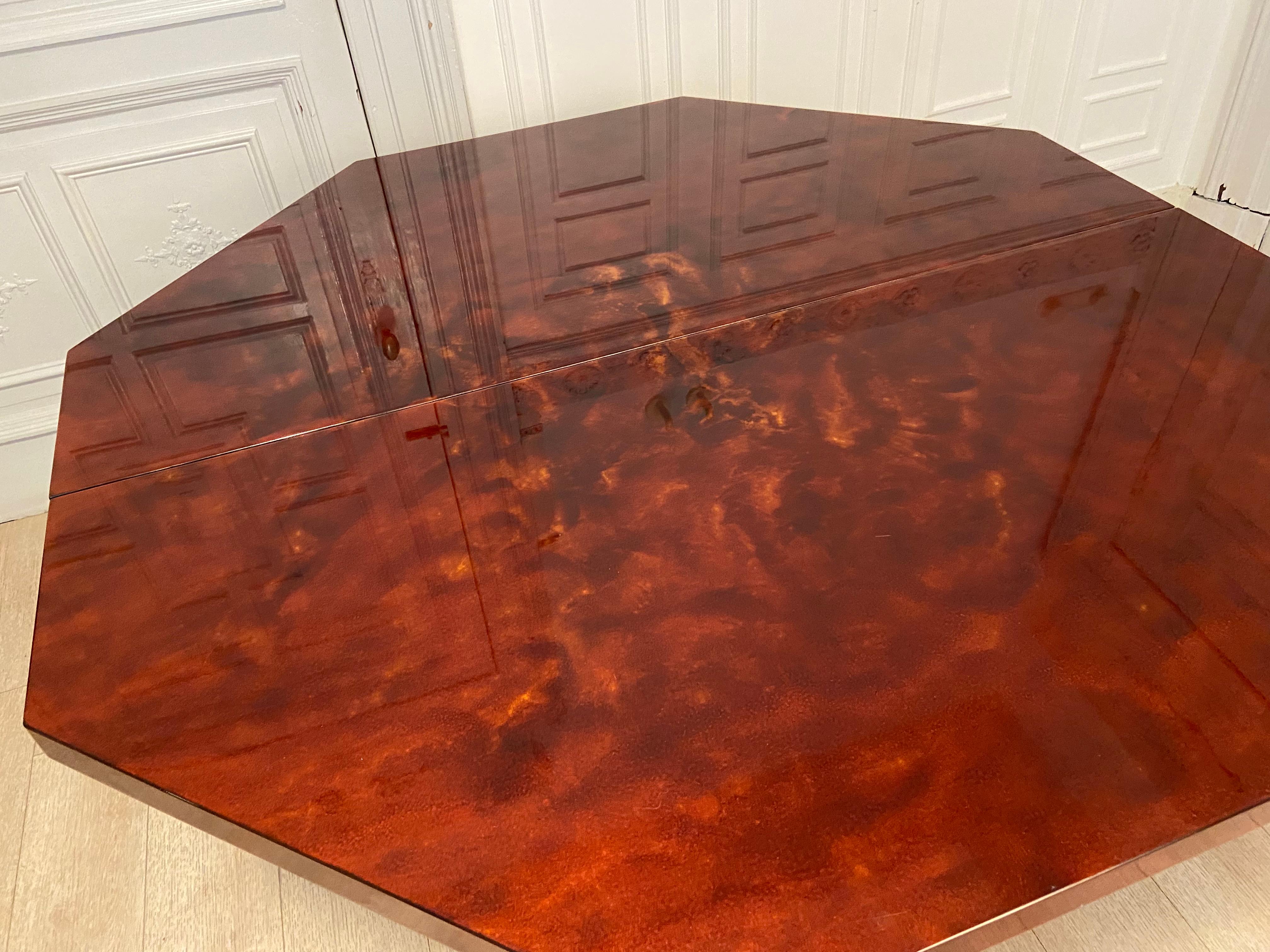 Red lacquered dining table and gold dust, 1970s For Sale 7