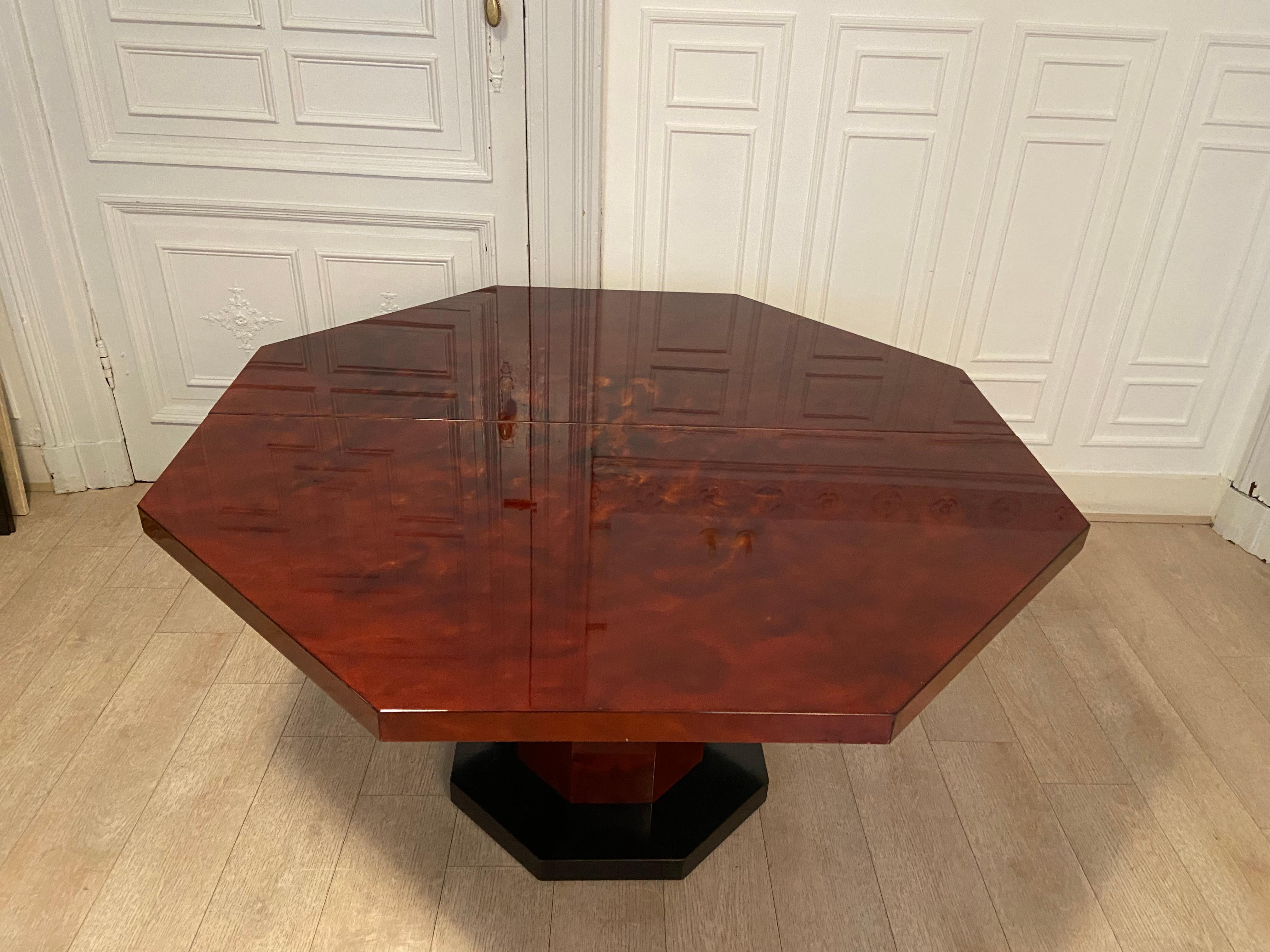 Red lacquered dining table and gold dust, 1970s In Good Condition For Sale In Brussels , BE
